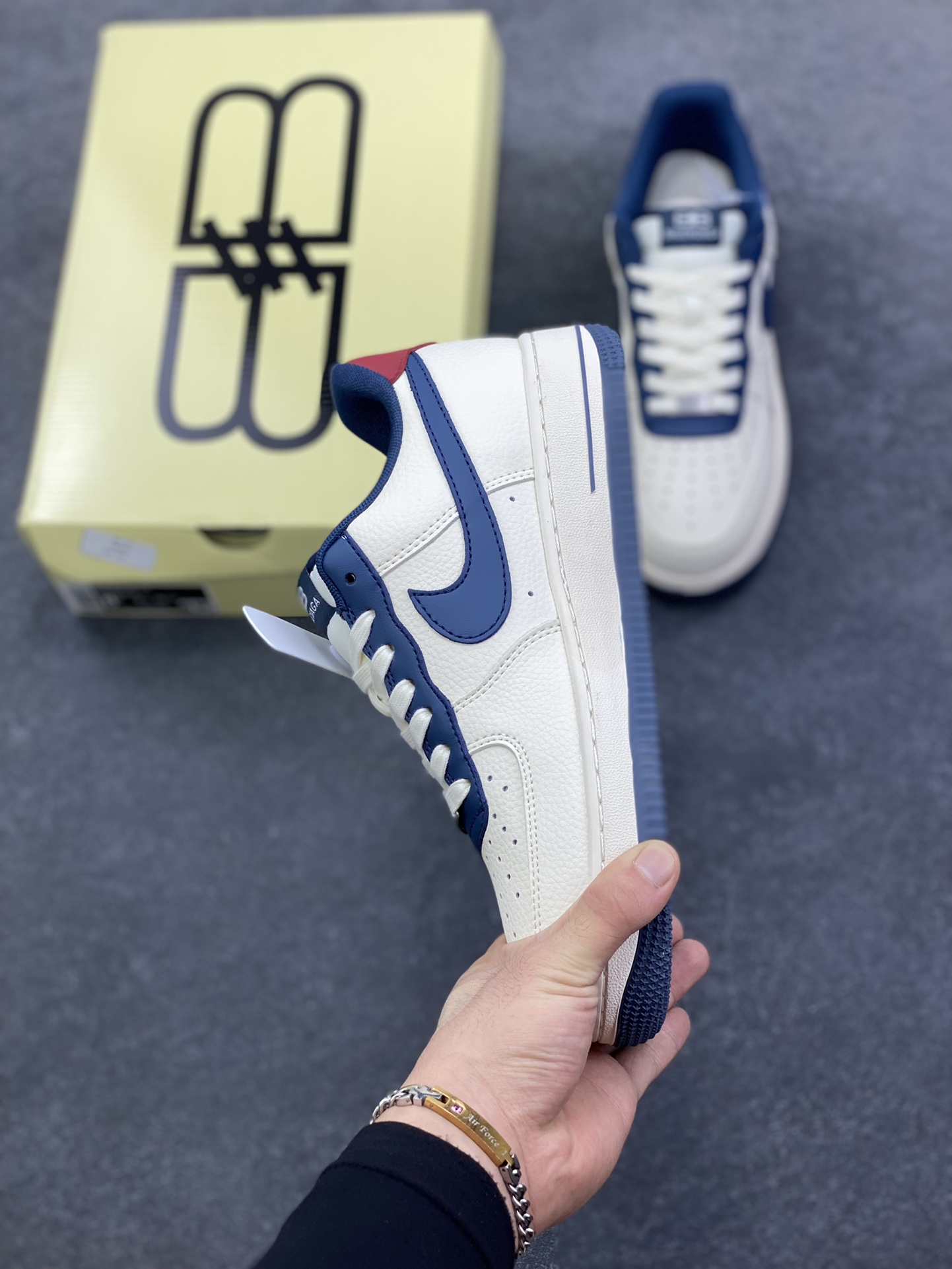 图片[3]-高端定制Nike Air Force 1 \’07 Low “巴黎世家联名—— 米白红蓝钩” 高端定制 低帮休闲板鞋 定制鞋盒 大厂纯原品质出货 超高清洁度 皮料切割干净无任何毛边 细节完美 货号：XD2588-604 尺码：36 36.5 37.5 38 38.5 39 40 40.5 41 42 42.5 43 44 44.5 45-选品中心