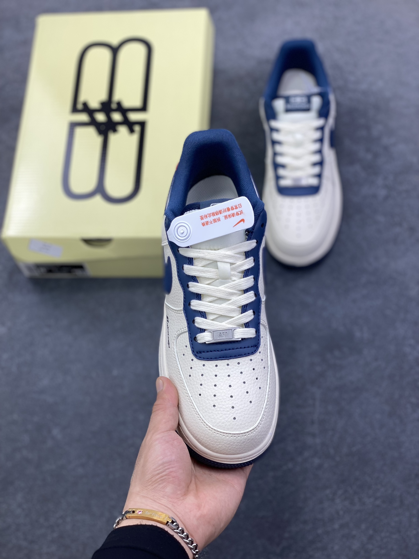 图片[2]-高端定制Nike Air Force 1 \’07 Low “巴黎世家联名—— 米白红蓝钩” 高端定制 低帮休闲板鞋 定制鞋盒 大厂纯原品质出货 超高清洁度 皮料切割干净无任何毛边 细节完美 货号：XD2588-604 尺码：36 36.5 37.5 38 38.5 39 40 40.5 41 42 42.5 43 44 44.5 45-选品中心