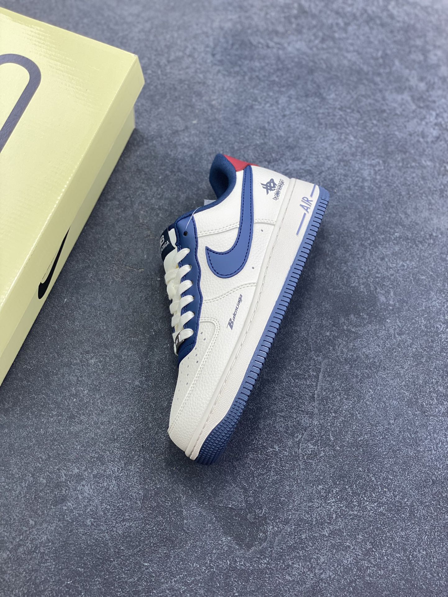 图片[7]-高端定制Nike Air Force 1 \’07 Low “巴黎世家联名—— 米白红蓝钩” 高端定制 低帮休闲板鞋 定制鞋盒 大厂纯原品质出货 超高清洁度 皮料切割干净无任何毛边 细节完美 货号：XD2588-604 尺码：36 36.5 37.5 38 38.5 39 40 40.5 41 42 42.5 43 44 44.5 45-选品中心
