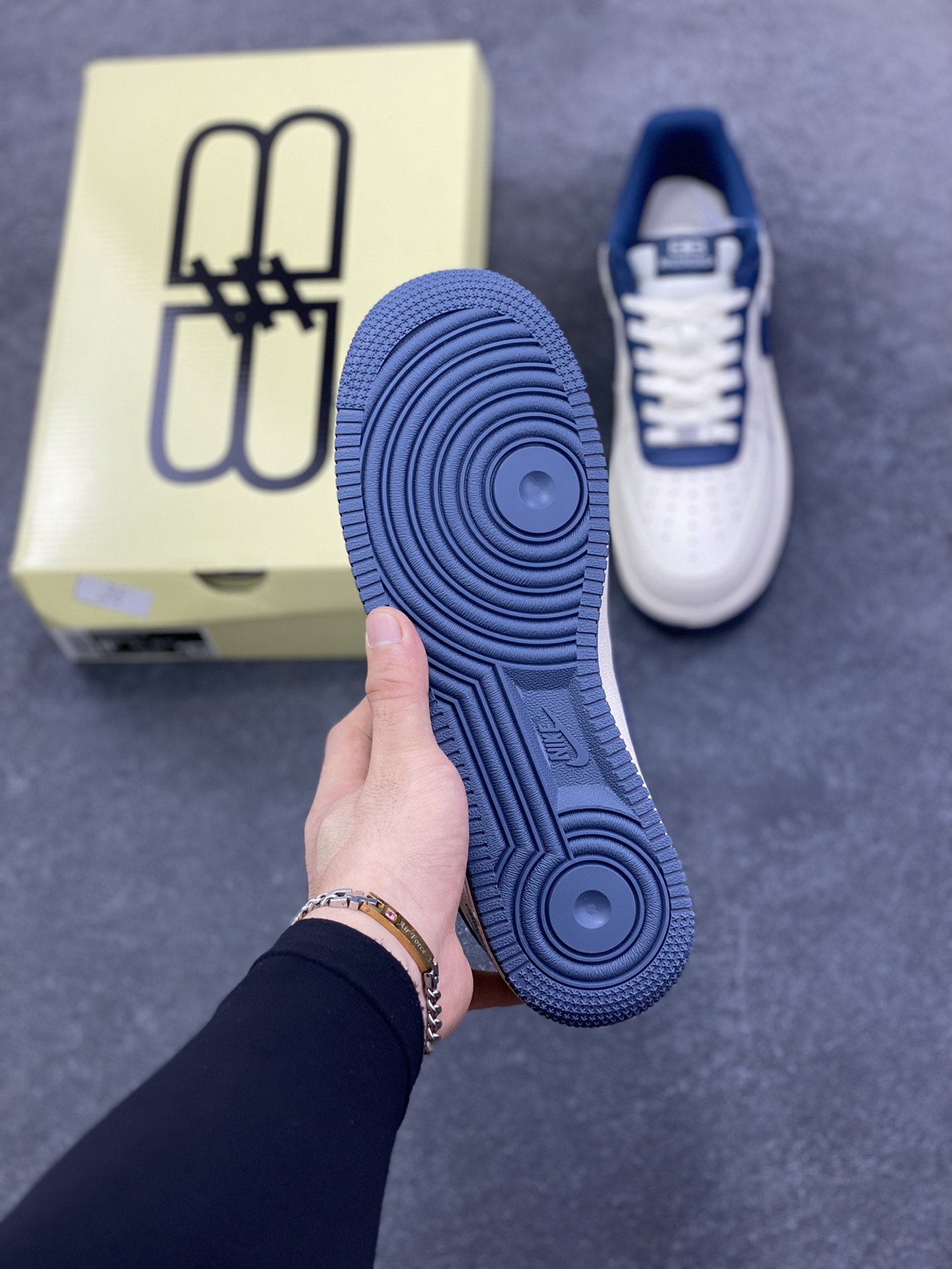 图片[5]-高端定制Nike Air Force 1 \’07 Low “巴黎世家联名—— 米白红蓝钩” 高端定制 低帮休闲板鞋 定制鞋盒 大厂纯原品质出货 超高清洁度 皮料切割干净无任何毛边 细节完美 货号：XD2588-604 尺码：36 36.5 37.5 38 38.5 39 40 40.5 41 42 42.5 43 44 44.5 45-选品中心