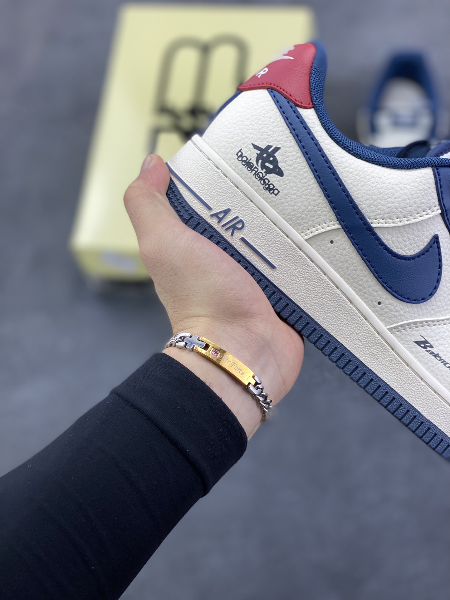 图片[6]-高端定制Nike Air Force 1 \’07 Low “巴黎世家联名—— 米白红蓝钩” 高端定制 低帮休闲板鞋 定制鞋盒 大厂纯原品质出货 超高清洁度 皮料切割干净无任何毛边 细节完美 货号：XD2588-604 尺码：36 36.5 37.5 38 38.5 39 40 40.5 41 42 42.5 43 44 44.5 45-选品中心