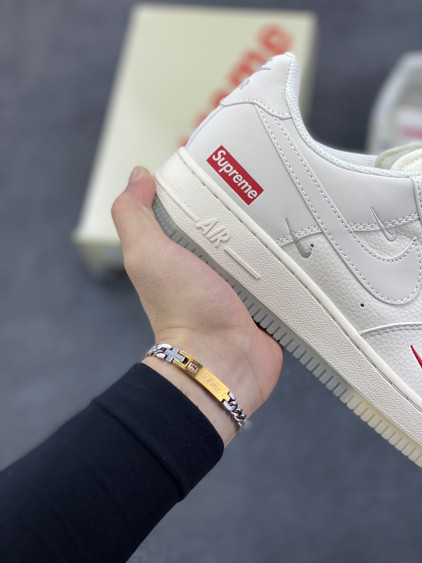 图片[6]-NIke Air Force 1 \’07 Low “Supreme联名——米灰水晶底”空军一号 低帮 运动鞋 休闲鞋 折边针车 工艺难度大 原楦头原纸板 原装鞋盒 定制五金配件 内置全掌气垫 原厂鞋底 货号：XX3168-178 尺码：36 36.5 37.5 38 38.5 39 40 40.5 41 42 42.5 43 44 44.5 45-选品中心