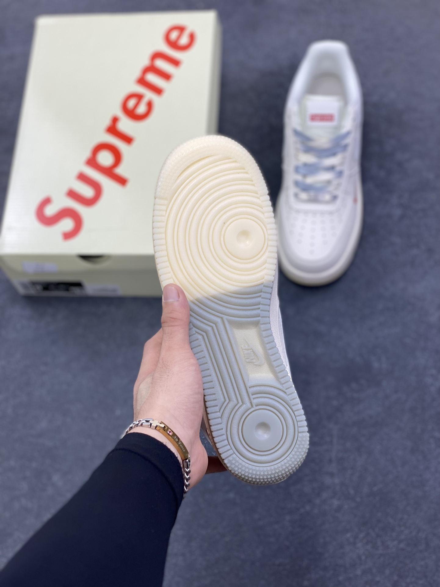 图片[5]-NIke Air Force 1 \’07 Low “Supreme联名——米灰水晶底”空军一号 低帮 运动鞋 休闲鞋 折边针车 工艺难度大 原楦头原纸板 原装鞋盒 定制五金配件 内置全掌气垫 原厂鞋底 货号：XX3168-178 尺码：36 36.5 37.5 38 38.5 39 40 40.5 41 42 42.5 43 44 44.5 45-选品中心
