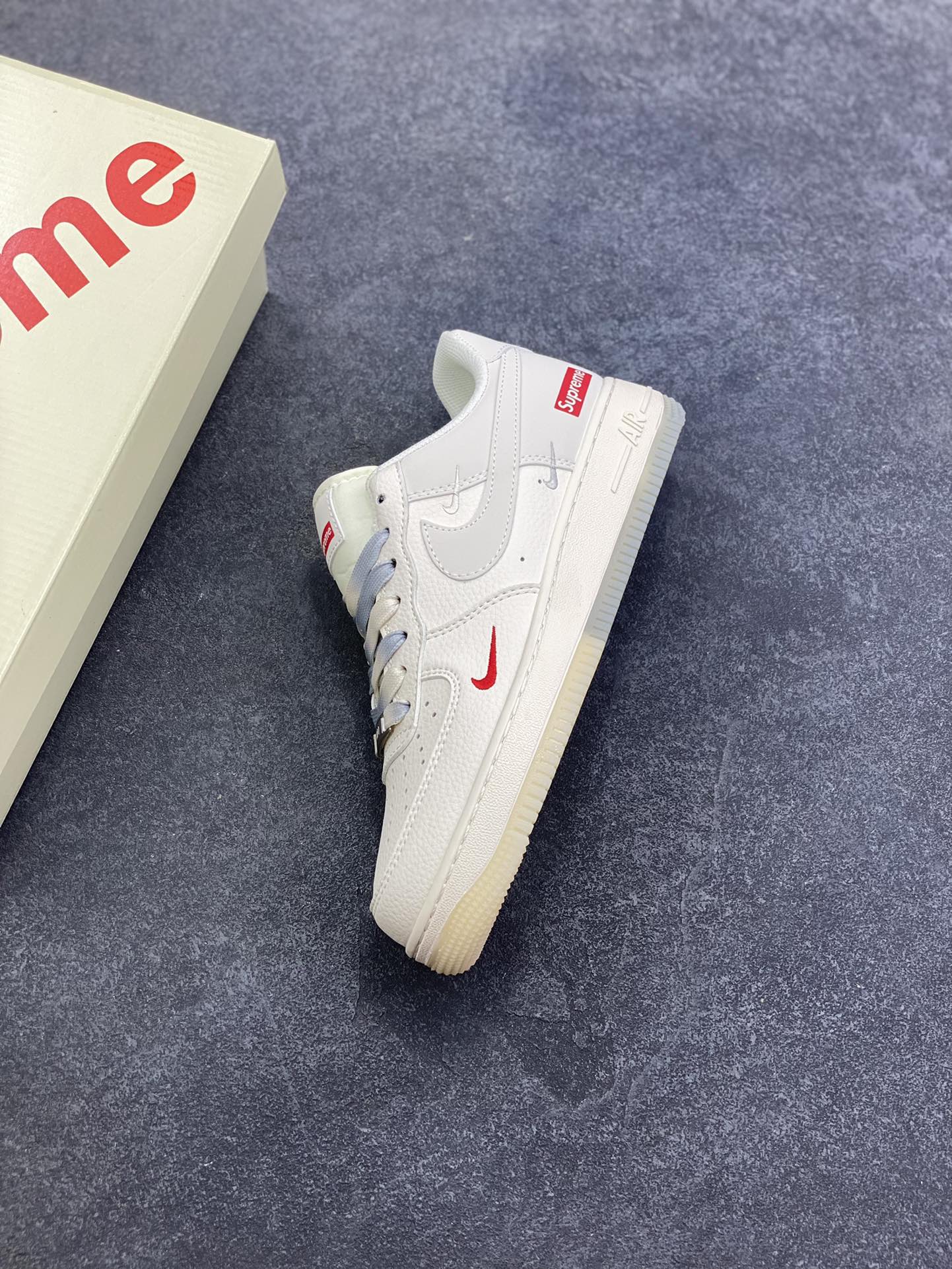 图片[7]-NIke Air Force 1 \’07 Low “Supreme联名——米灰水晶底”空军一号 低帮 运动鞋 休闲鞋 折边针车 工艺难度大 原楦头原纸板 原装鞋盒 定制五金配件 内置全掌气垫 原厂鞋底 货号：XX3168-178 尺码：36 36.5 37.5 38 38.5 39 40 40.5 41 42 42.5 43 44 44.5 45-选品中心