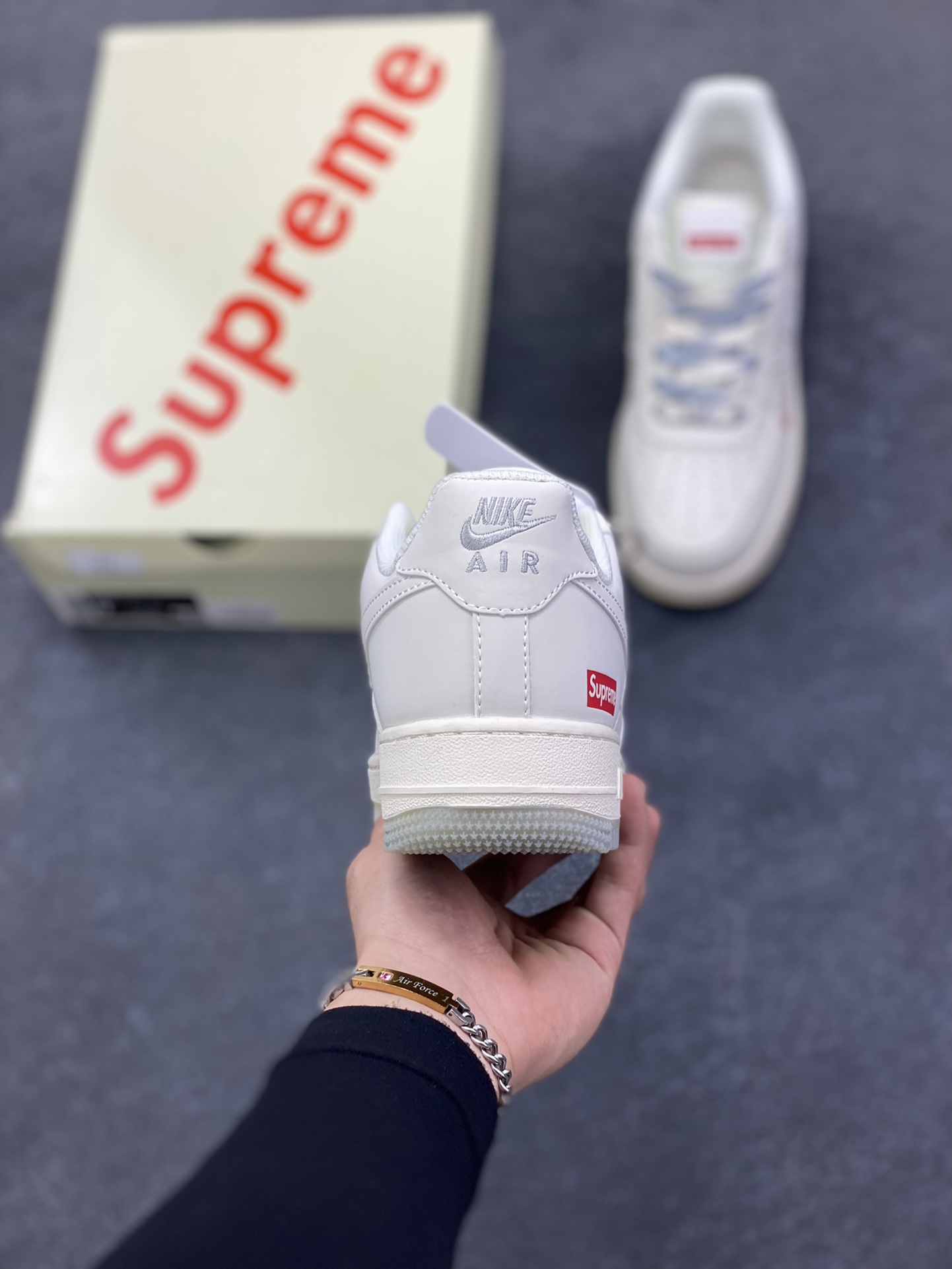 图片[4]-NIke Air Force 1 \’07 Low “Supreme联名——米灰水晶底”空军一号 低帮 运动鞋 休闲鞋 折边针车 工艺难度大 原楦头原纸板 原装鞋盒 定制五金配件 内置全掌气垫 原厂鞋底 货号：XX3168-178 尺码：36 36.5 37.5 38 38.5 39 40 40.5 41 42 42.5 43 44 44.5 45-选品中心