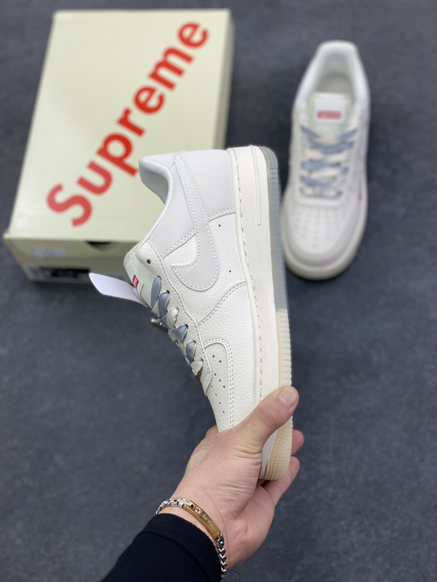 图片[3]-NIke Air Force 1 \’07 Low “Supreme联名——米灰水晶底”空军一号 低帮 运动鞋 休闲鞋 折边针车 工艺难度大 原楦头原纸板 原装鞋盒 定制五金配件 内置全掌气垫 原厂鞋底 货号：XX3168-178 尺码：36 36.5 37.5 38 38.5 39 40 40.5 41 42 42.5 43 44 44.5 45-选品中心