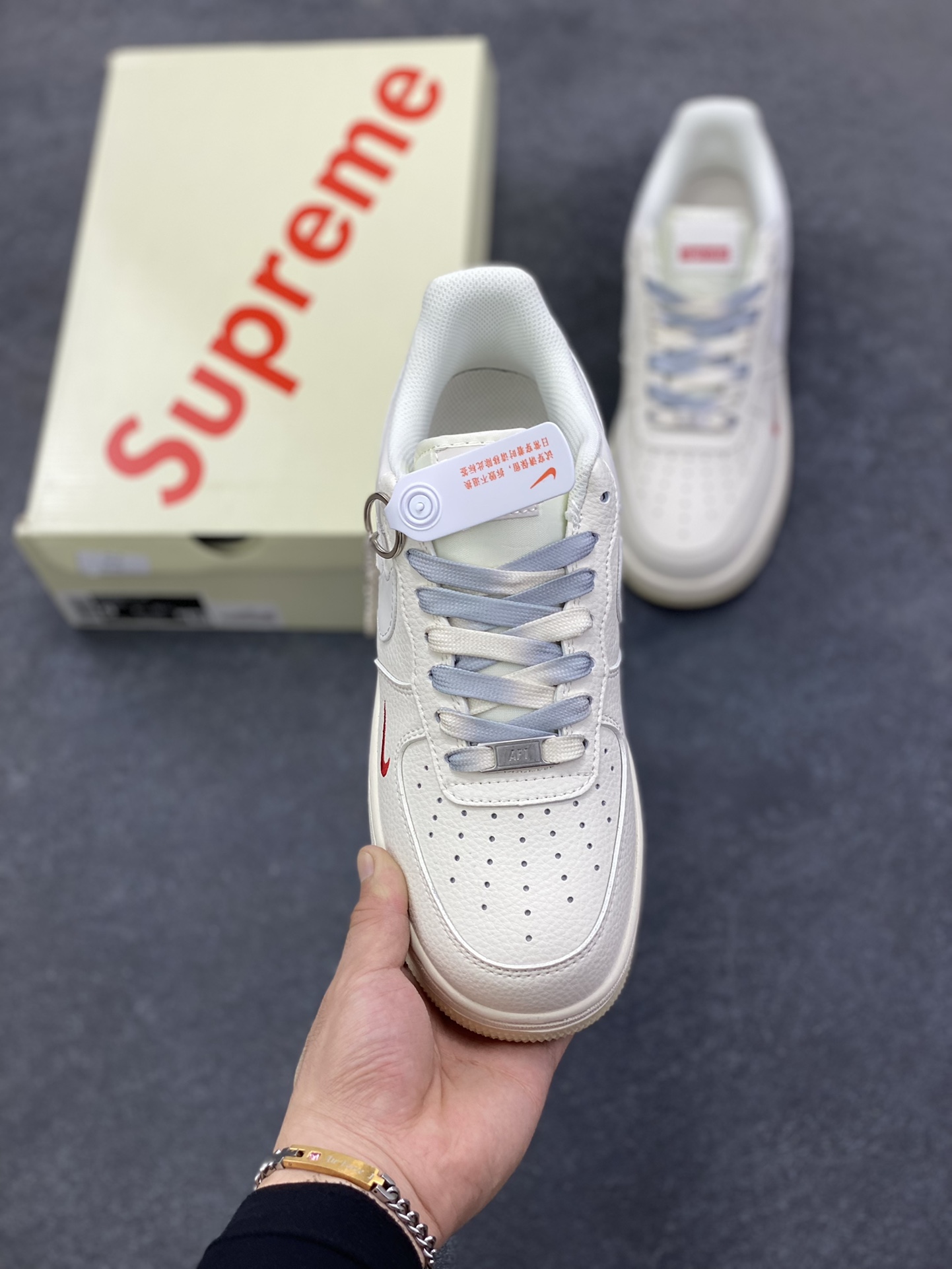 图片[2]-NIke Air Force 1 \’07 Low “Supreme联名——米灰水晶底”空军一号 低帮 运动鞋 休闲鞋 折边针车 工艺难度大 原楦头原纸板 原装鞋盒 定制五金配件 内置全掌气垫 原厂鞋底 货号：XX3168-178 尺码：36 36.5 37.5 38 38.5 39 40 40.5 41 42 42.5 43 44 44.5 45-选品中心