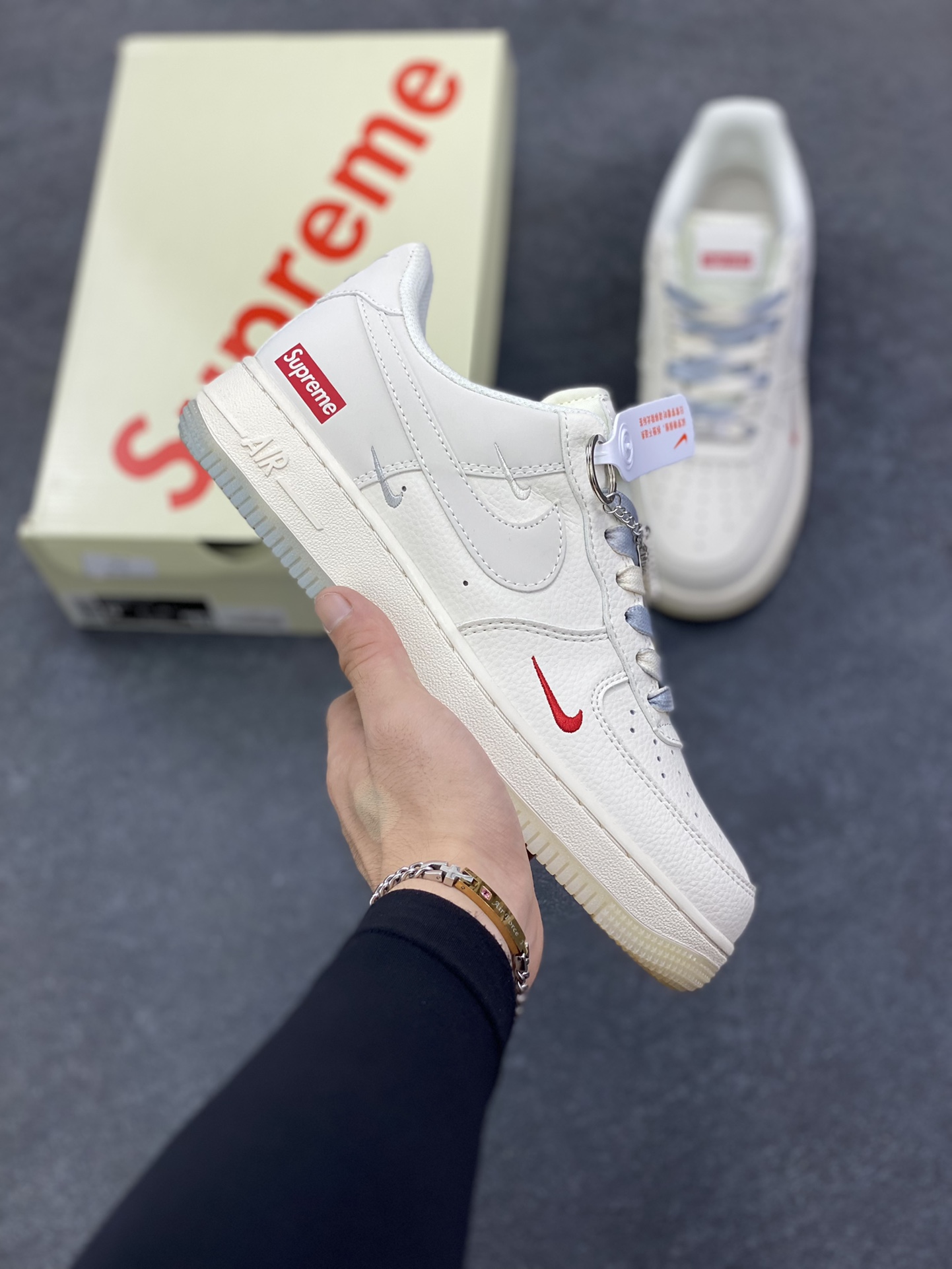 NIke Air Force 1 \'07 Low “Supreme联名——米灰水晶底”空军一号 低帮 运动鞋 休闲鞋 折边针车 工艺难度大 原楦头原纸板 原装鞋盒 定制五金配件 内置全掌气垫 原厂鞋底 货号：XX3168-178 尺码：36 36.5 37.5 38 38.5 39 40 40.5 41 42 42.5 43 44 44.5 45-选品中心