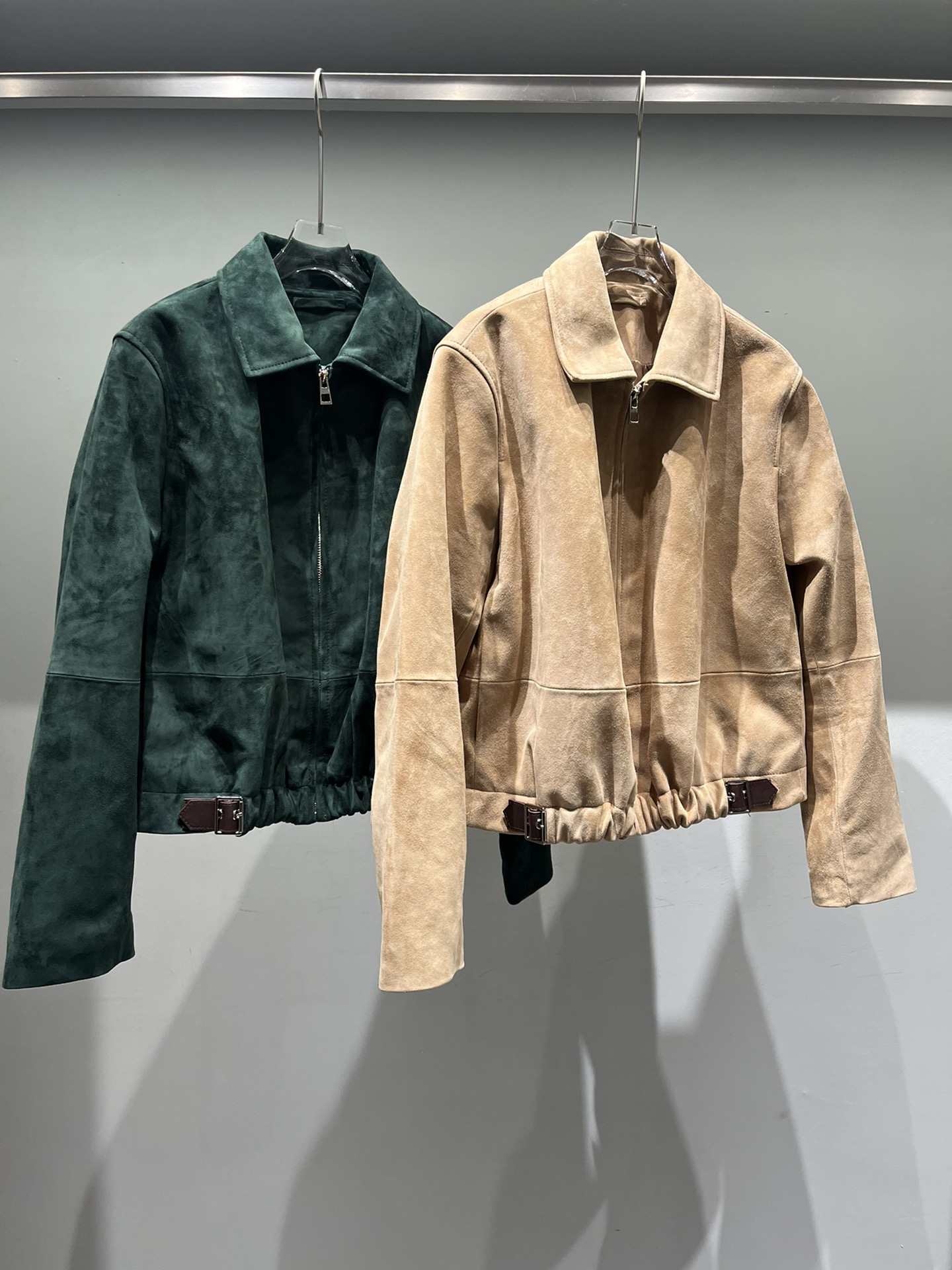 NO:742798,Loewe sheepskin suede jacket, zipper back leather label with logo, leather edge and leather label are oiled, very delicate, Loewe - clothing, loewe, jackets & coats, sheepskin,19860909罗意威羊皮反绒外套,拉链后背皮标带logo,皮畔和皮标做了油边工艺,非常精致,罗意威-服装,loewe,jackets & coats,sheepskin,,Women's clothing