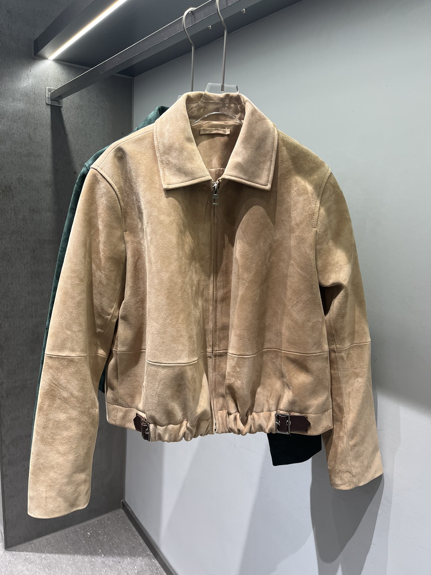NO:742793,Loewe sheepskin suede jacket, zipper back leather label with logo, leather edge and leather label are oiled, very delicate beige and dark green, black leather can also be made, Loewe - clothing, loewe, jackets & coats, sheepskin,19860909罗意威羊皮反绒外套,拉链后背皮标带logo,皮畔和皮标做了油边工艺,非常精致 米色和墨绿色,黑色皮也可以做,罗意威-服装,loewe,jackets & coats,sheepskin,,Women's clothing