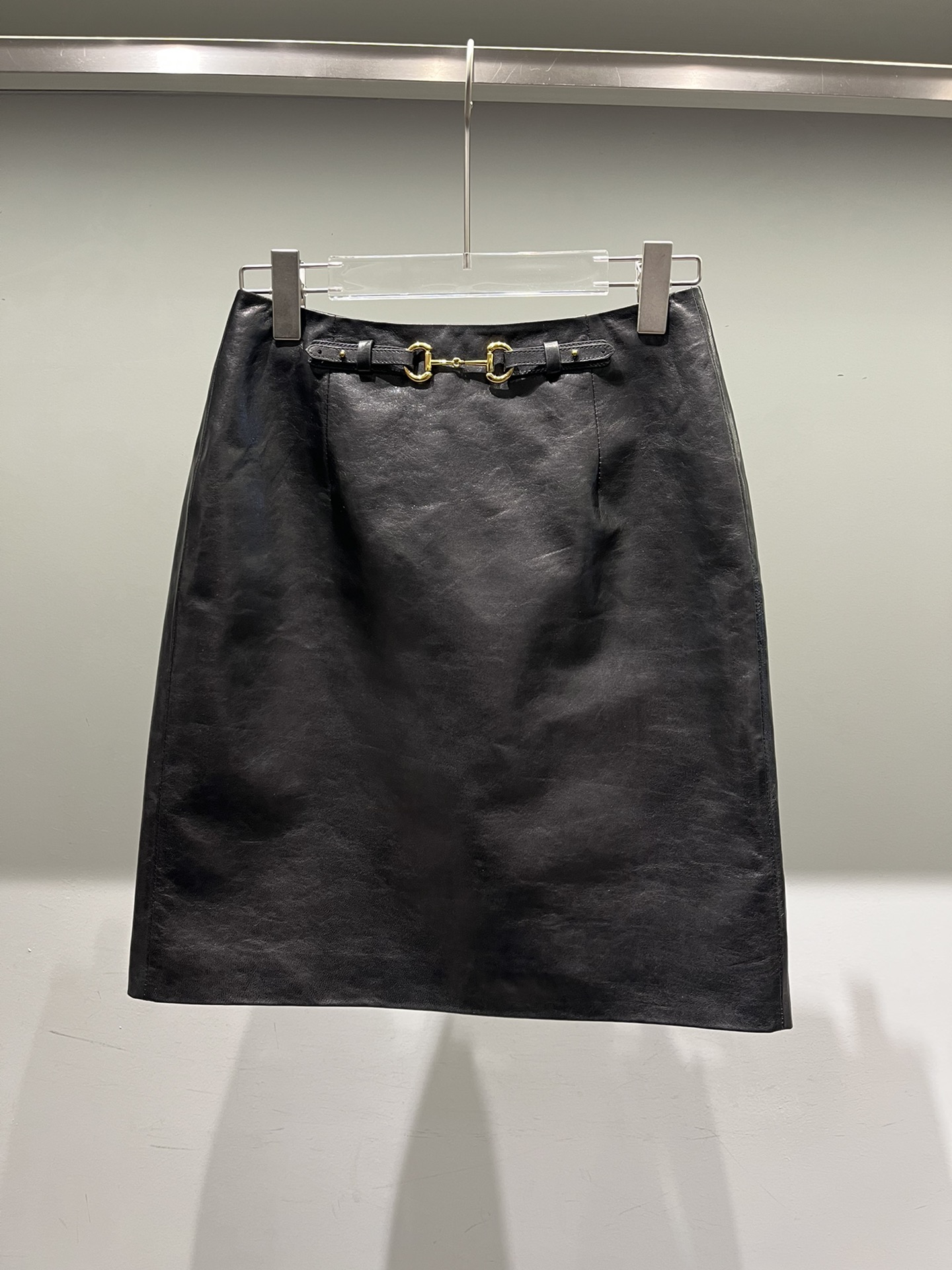 NO:723167,,Gucci waxed sheepskin skirt, very textured,Gucci-clothing,gucci,skirts,sheepskin,19860909,古奇油蜡羊皮半裙,非常有质感,古驰-服装,gucci,skirts,sheepskin,,Women's clothing