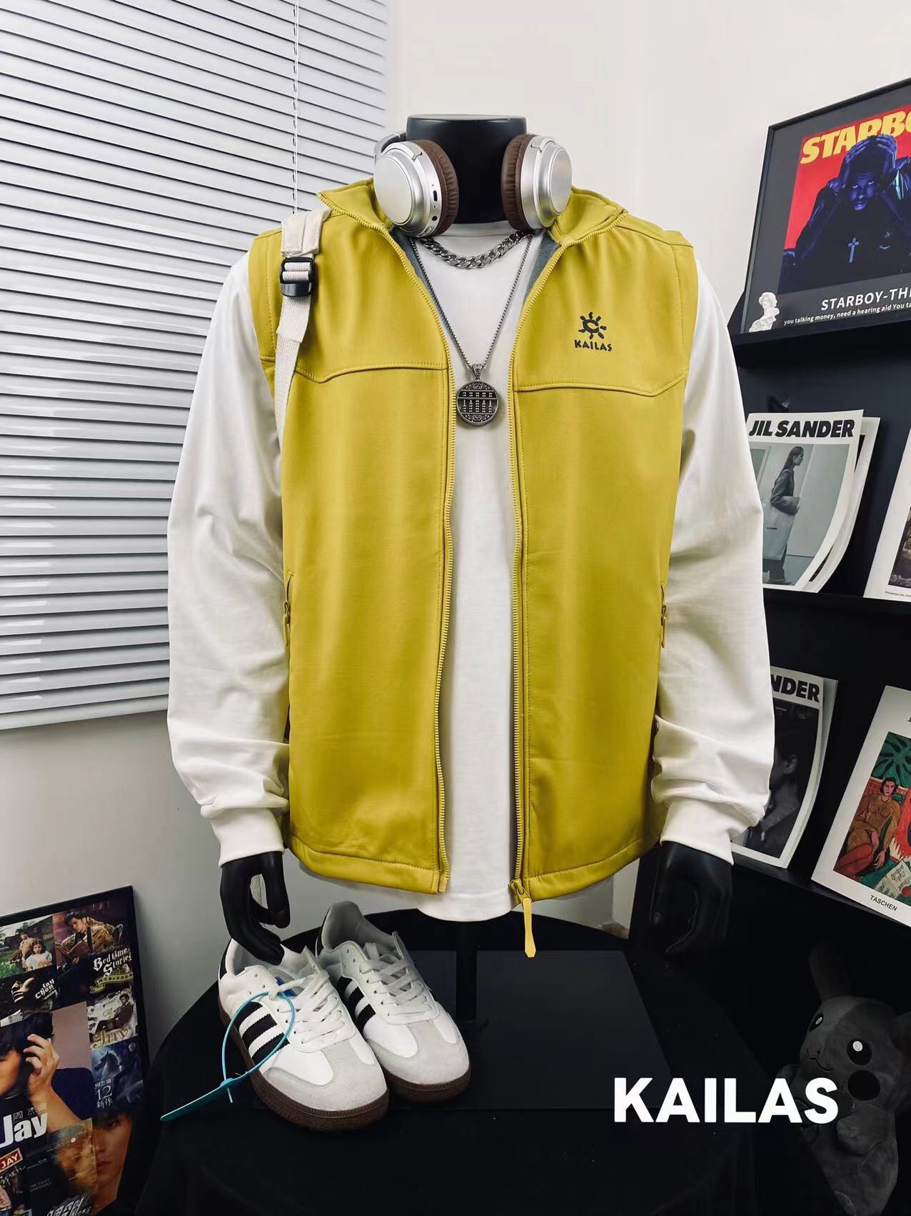 💰100
KAILAS凯乐石运动户外训练限定重工情侣马甲🎈
重工出品 大爆款三防必备 男女同款👫 爆款上线✅ 简直好看到爆了 版型绝佳超极好看 必入强烈种草款 小红📕流量爆款 明星同款 💥潮流百搭💓 甄选进口高密度面料 品质好不起皱 抗油污 登山户外必备装 防风保暖 放心入手面料品质包满意 上身质感版型满分，做工细节满满！面料柔软舒适 耐穿 上身可萌🉑️欲 真正的百搭神器！😏让你走在时尚潮流的前线💥 网红潮流必入款！赶快入手啦🛒 
颜色：酷黑 幻蓝  草绿
尺码：M L XL XXL 
         衣长    胸围    肩宽
M       67      105      45 （110-130）
L        69      110      46 （130-145） 
XL      71      114       47 （145-160） 
2XL   73       120      48 （160-175）
3XL   75       124      50 （175-190）
4XL   77       130      51 （190-210）
（os版型 落肩袖设计 手工测量存在1~2厘米误差 ）