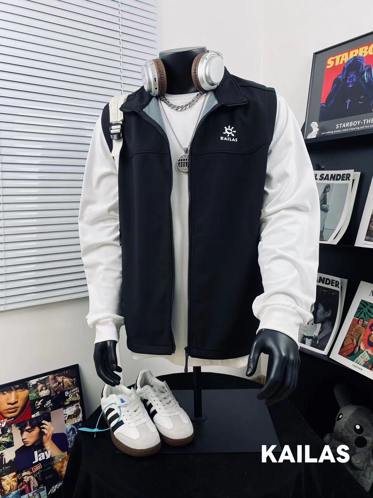 💰100
KAILAS凯乐石运动户外训练限定重工情侣马甲🎈
重工出品 大爆款三防必备 男女同款👫 爆款上线✅ 简直好看到爆了 版型绝佳超极好看 必入强烈种草款 小红📕流量爆款 明星同款 💥潮流百搭💓 甄选进口高密度面料 品质好不起皱 抗油污 登山户外必备装 防风保暖 放心入手面料品质包满意 上身质感版型满分，做工细节满满！面料柔软舒适 耐穿 上身可萌🉑️欲 真正的百搭神器！😏让你走在时尚潮流的前线💥 网红潮流必入款！赶快入手啦🛒 
颜色：酷黑 幻蓝  草绿
尺码：M L XL XXL 
         衣长    胸围    肩宽
M       67      105      45 （110-130）
L        69      110      46 （130-145） 
XL      71      114       47 （145-160） 
2XL   73       120      48 （160-175）
3XL   75       124      50 （175-190）
4XL   77       130      51 （190-210）
（os版型 落肩袖设计 手工测量存在1~2厘米误差 ）