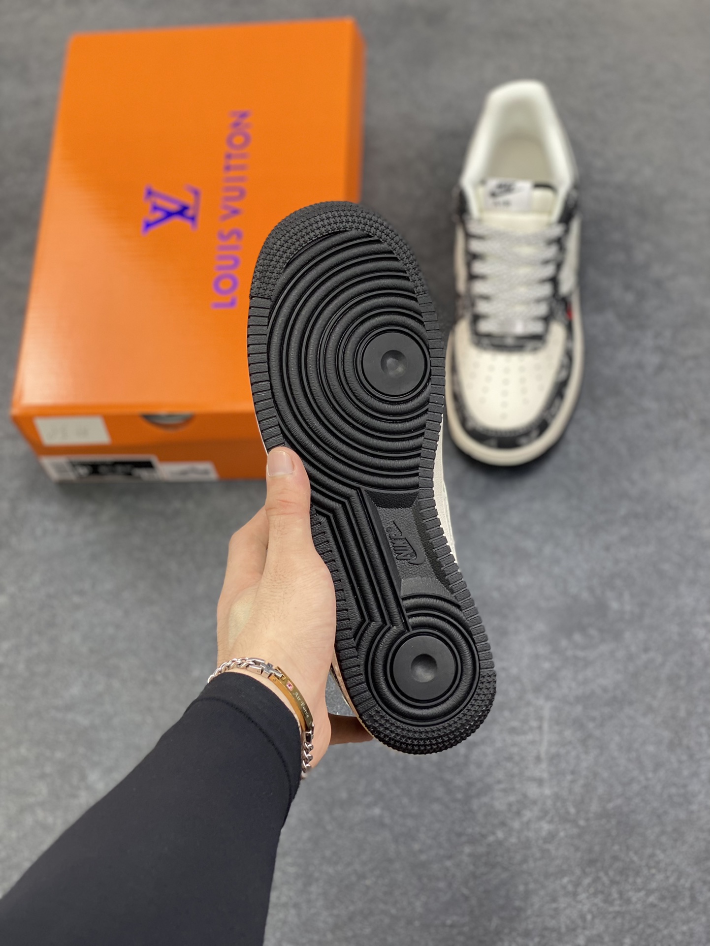 图片[5]-Nike Air Force 1 \’07 Low “LV联名——牛仔米黑缝线”空军一号 低帮 运动鞋 休闲鞋 折边针车 工艺难度大 原楦头原纸板 原装鞋盒 定制五金配件 内置全掌气垫 原厂鞋底 货号：MZ9588-815 尺码：36 36.5 37.5 38 38.5 39 40 40.5 41 42 42.5 43 44 44.5 45-选品中心