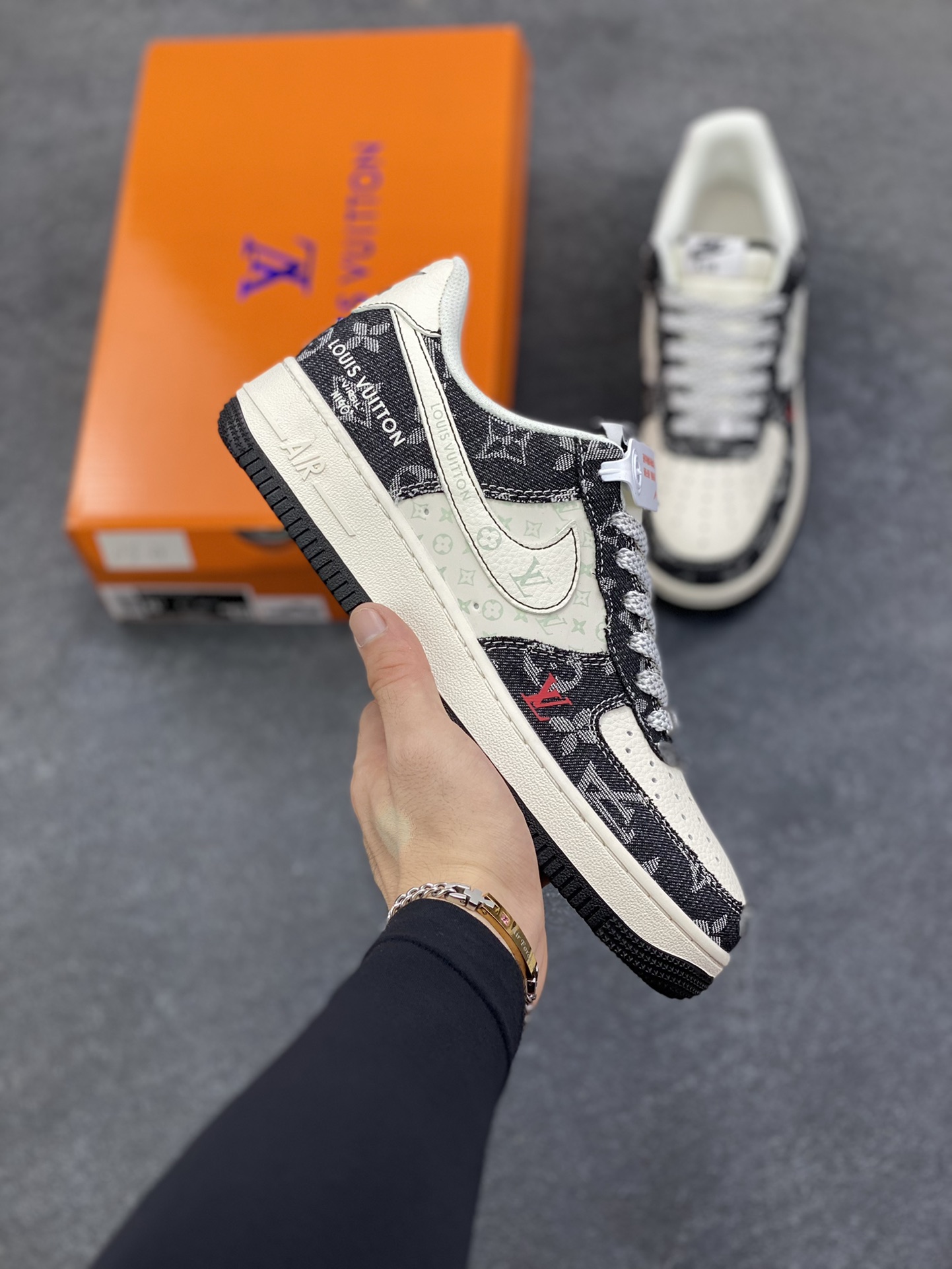 Nike Air Force 1 \'07 Low “LV联名——牛仔米黑缝线”空军一号 低帮 运动鞋 休闲鞋 折边针车 工艺难度大 原楦头原纸板 原装鞋盒 定制五金配件 内置全掌气垫 原厂鞋底 货号：MZ9588-815 尺码：36 36.5 37.5 38 38.5 39 40 40.5 41 42 42.5 43 44 44.5 45-选品中心
