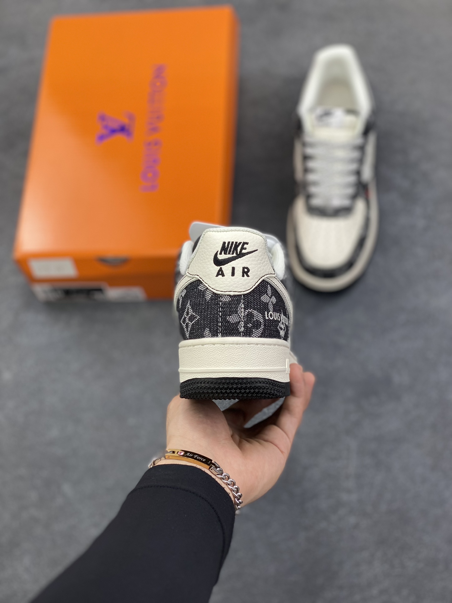 图片[4]-Nike Air Force 1 \’07 Low “LV联名——牛仔米黑缝线”空军一号 低帮 运动鞋 休闲鞋 折边针车 工艺难度大 原楦头原纸板 原装鞋盒 定制五金配件 内置全掌气垫 原厂鞋底 货号：MZ9588-815 尺码：36 36.5 37.5 38 38.5 39 40 40.5 41 42 42.5 43 44 44.5 45-选品中心