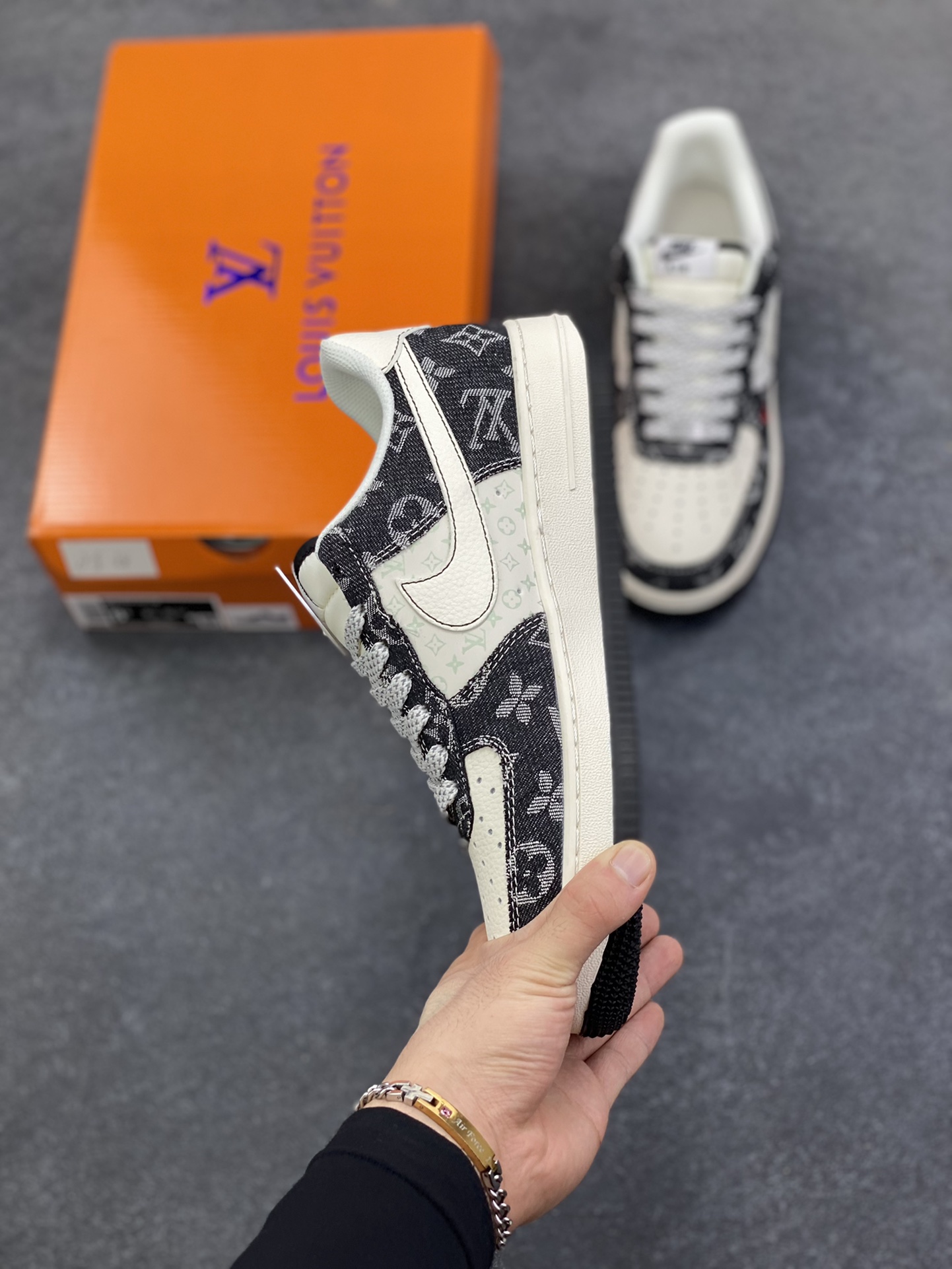 图片[3]-Nike Air Force 1 \’07 Low “LV联名——牛仔米黑缝线”空军一号 低帮 运动鞋 休闲鞋 折边针车 工艺难度大 原楦头原纸板 原装鞋盒 定制五金配件 内置全掌气垫 原厂鞋底 货号：MZ9588-815 尺码：36 36.5 37.5 38 38.5 39 40 40.5 41 42 42.5 43 44 44.5 45-选品中心