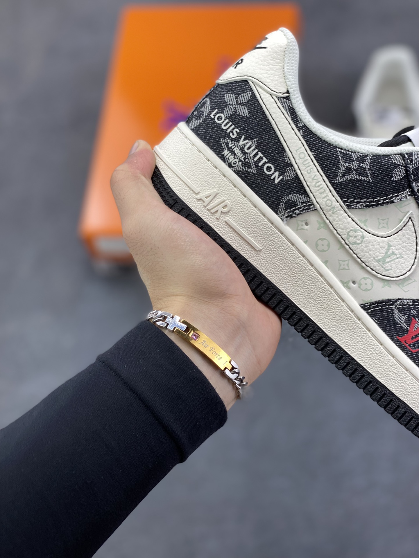 图片[6]-Nike Air Force 1 \’07 Low “LV联名——牛仔米黑缝线”空军一号 低帮 运动鞋 休闲鞋 折边针车 工艺难度大 原楦头原纸板 原装鞋盒 定制五金配件 内置全掌气垫 原厂鞋底 货号：MZ9588-815 尺码：36 36.5 37.5 38 38.5 39 40 40.5 41 42 42.5 43 44 44.5 45-选品中心