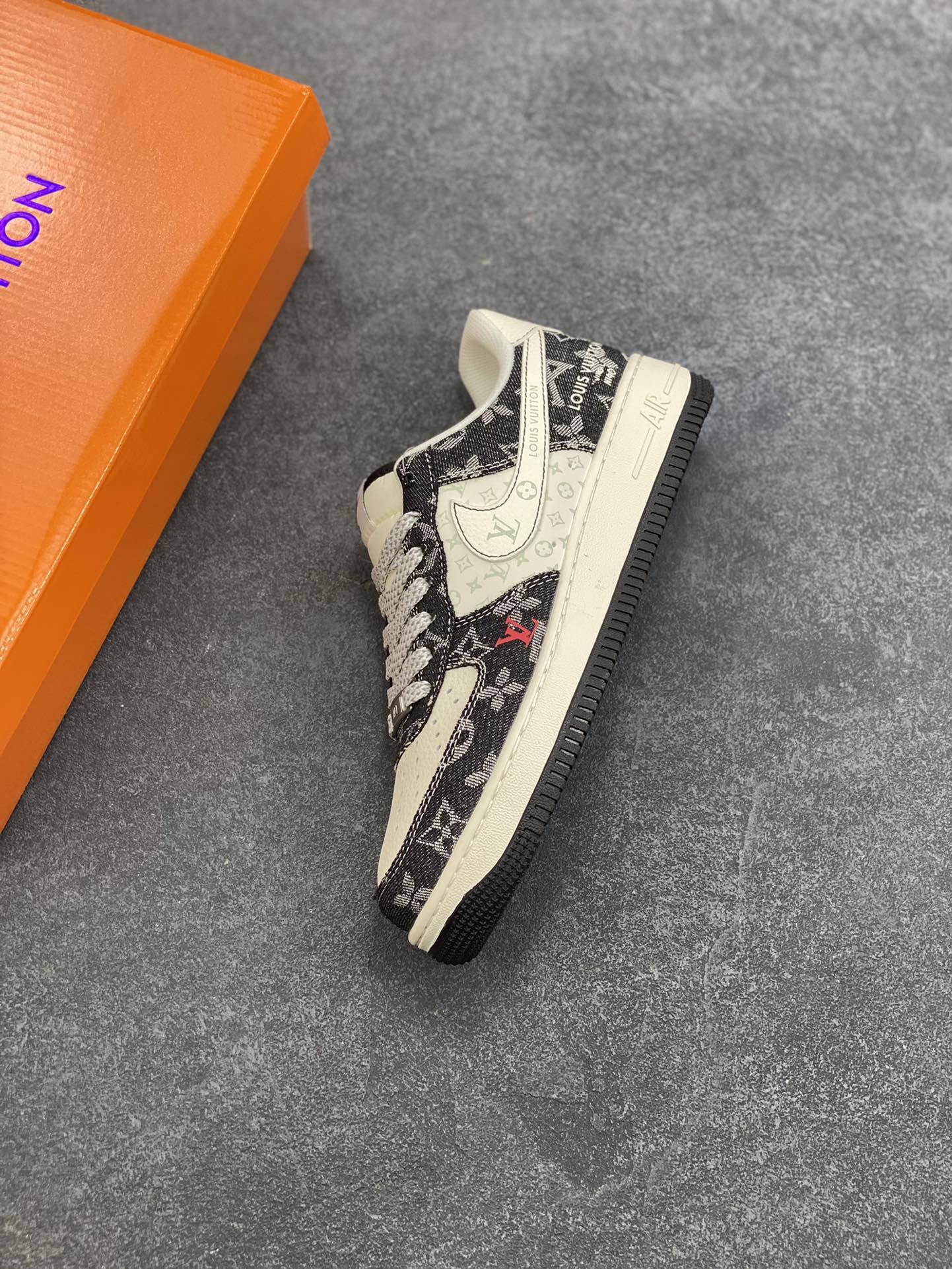 图片[7]-Nike Air Force 1 \’07 Low “LV联名——牛仔米黑缝线”空军一号 低帮 运动鞋 休闲鞋 折边针车 工艺难度大 原楦头原纸板 原装鞋盒 定制五金配件 内置全掌气垫 原厂鞋底 货号：MZ9588-815 尺码：36 36.5 37.5 38 38.5 39 40 40.5 41 42 42.5 43 44 44.5 45-选品中心