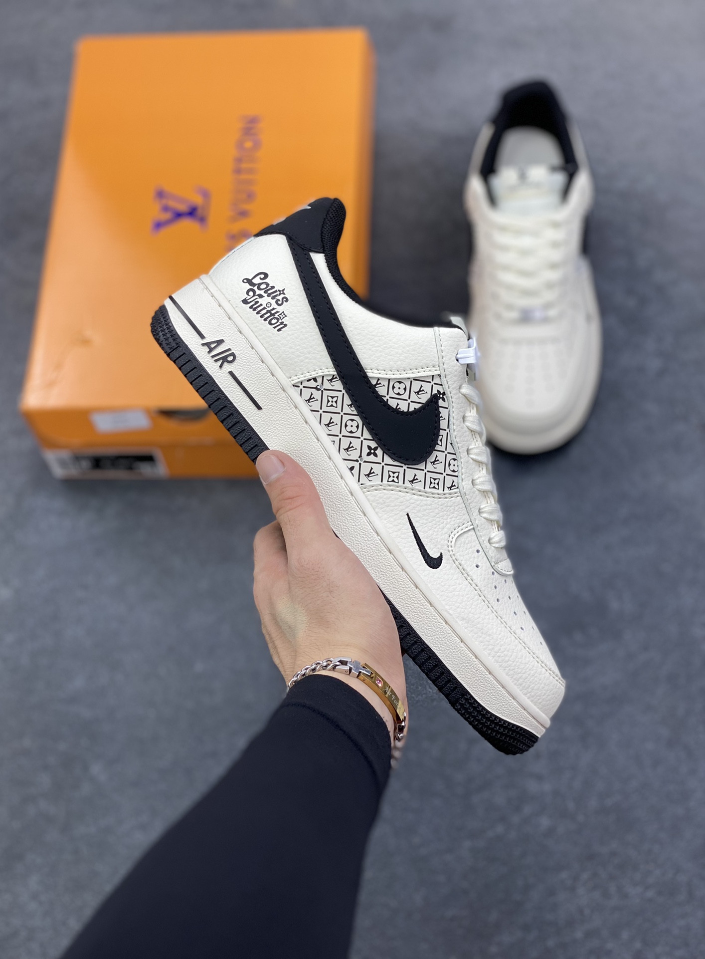 高端定制Nike Air Force 1 \'07 Low “路易威登LV联名------ 米白黑钩” 鞋身印刷 高端定制 低帮休闲板鞋 定制鞋盒 大厂纯原品质出货 超高清洁度 皮料切割干净无任何毛边 细节完美 货号：XD2588-601 尺码：36 36.5 37.5 38 38.5 39 40 40.5 41 42 42.5 43 44 44.5 45-选品中心