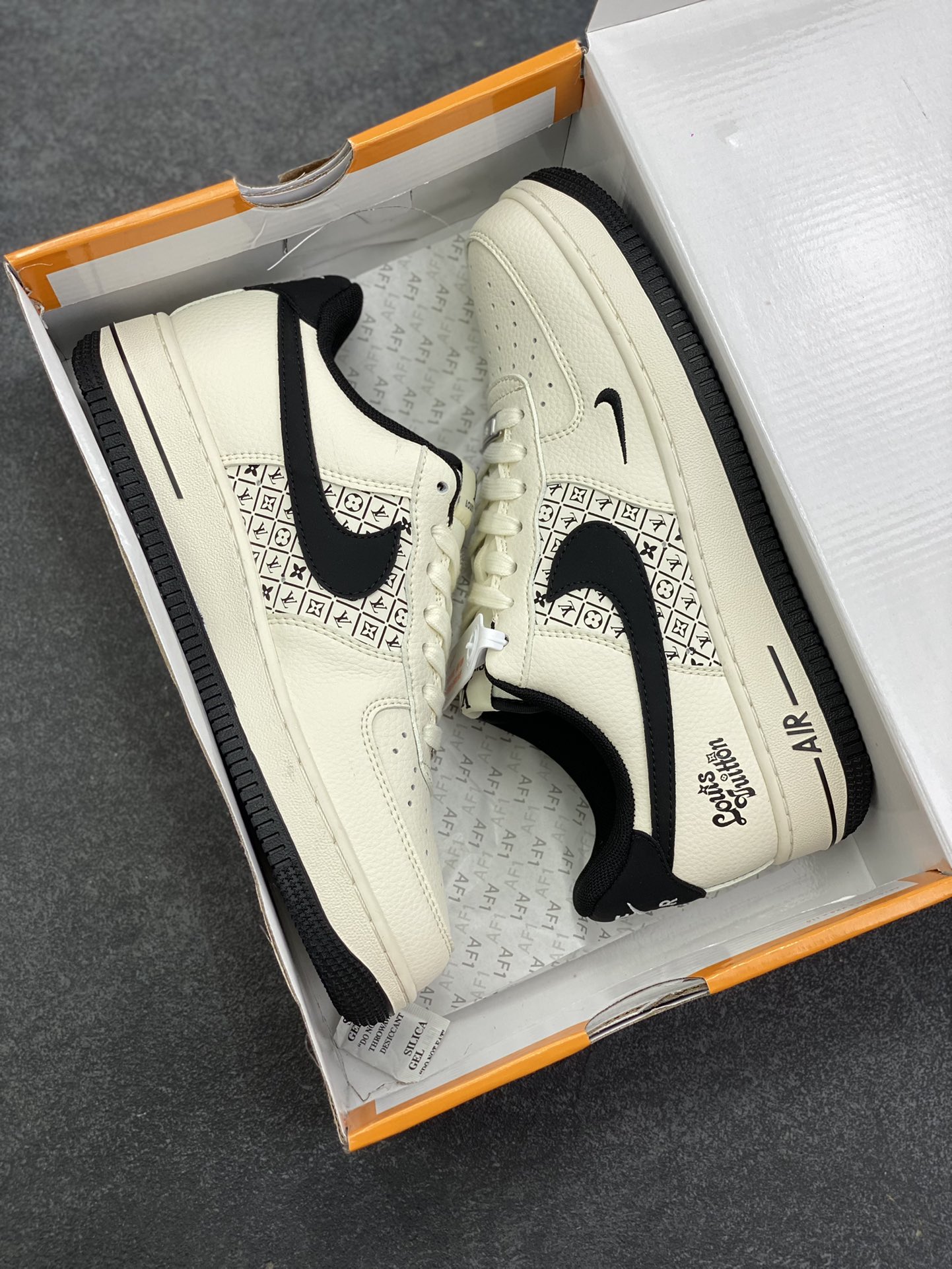 图片[9]-高端定制Nike Air Force 1 \’07 Low “路易威登LV联名—— 米白黑钩” 鞋身印刷 高端定制 低帮休闲板鞋 定制鞋盒 大厂纯原品质出货 超高清洁度 皮料切割干净无任何毛边 细节完美 货号：XD2588-601 尺码：36 36.5 37.5 38 38.5 39 40 40.5 41 42 42.5 43 44 44.5 45-选品中心