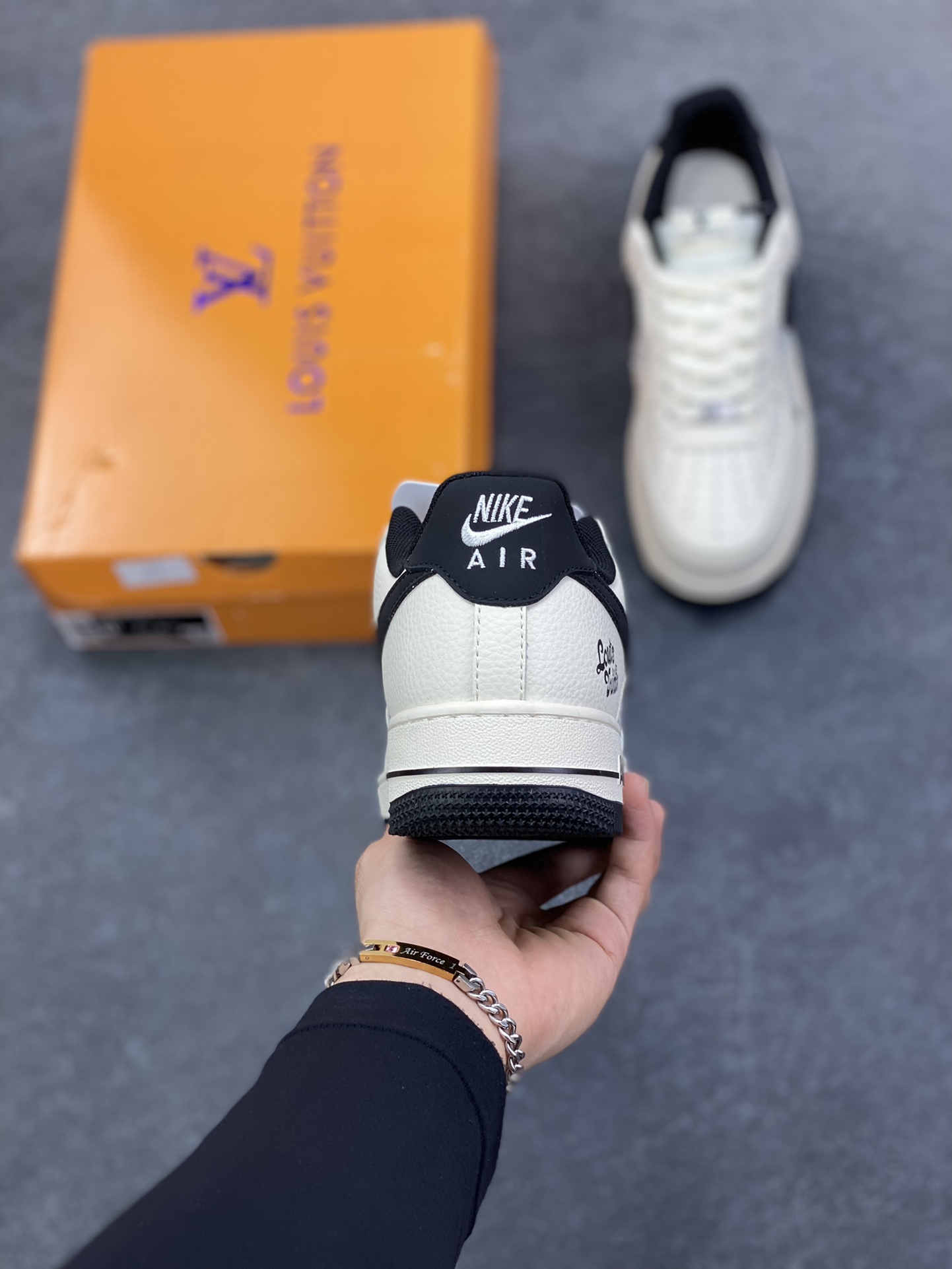 图片[4]-高端定制Nike Air Force 1 \’07 Low “路易威登LV联名—— 米白黑钩” 鞋身印刷 高端定制 低帮休闲板鞋 定制鞋盒 大厂纯原品质出货 超高清洁度 皮料切割干净无任何毛边 细节完美 货号：XD2588-601 尺码：36 36.5 37.5 38 38.5 39 40 40.5 41 42 42.5 43 44 44.5 45-选品中心
