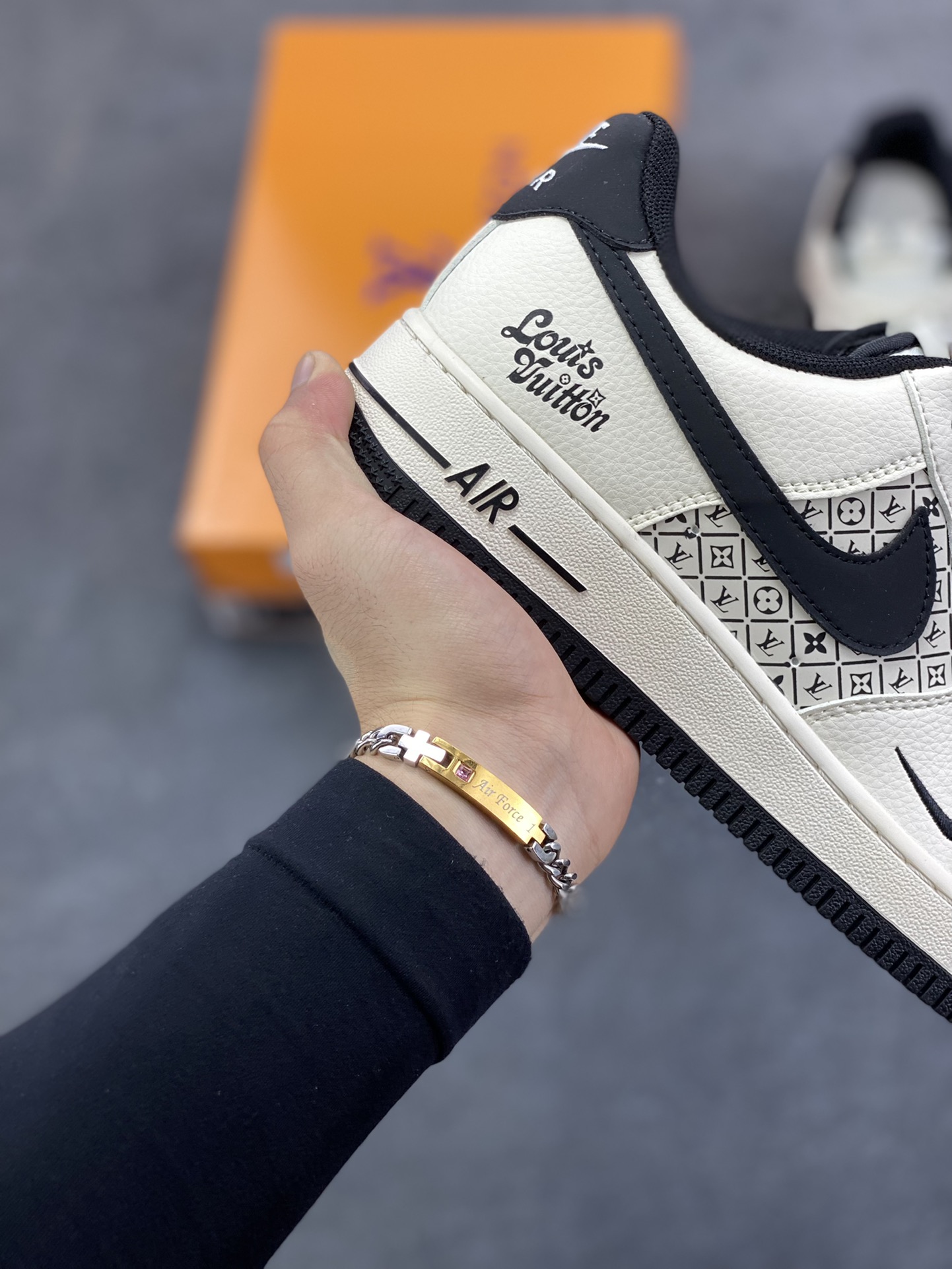 图片[6]-高端定制Nike Air Force 1 \’07 Low “路易威登LV联名—— 米白黑钩” 鞋身印刷 高端定制 低帮休闲板鞋 定制鞋盒 大厂纯原品质出货 超高清洁度 皮料切割干净无任何毛边 细节完美 货号：XD2588-601 尺码：36 36.5 37.5 38 38.5 39 40 40.5 41 42 42.5 43 44 44.5 45-选品中心