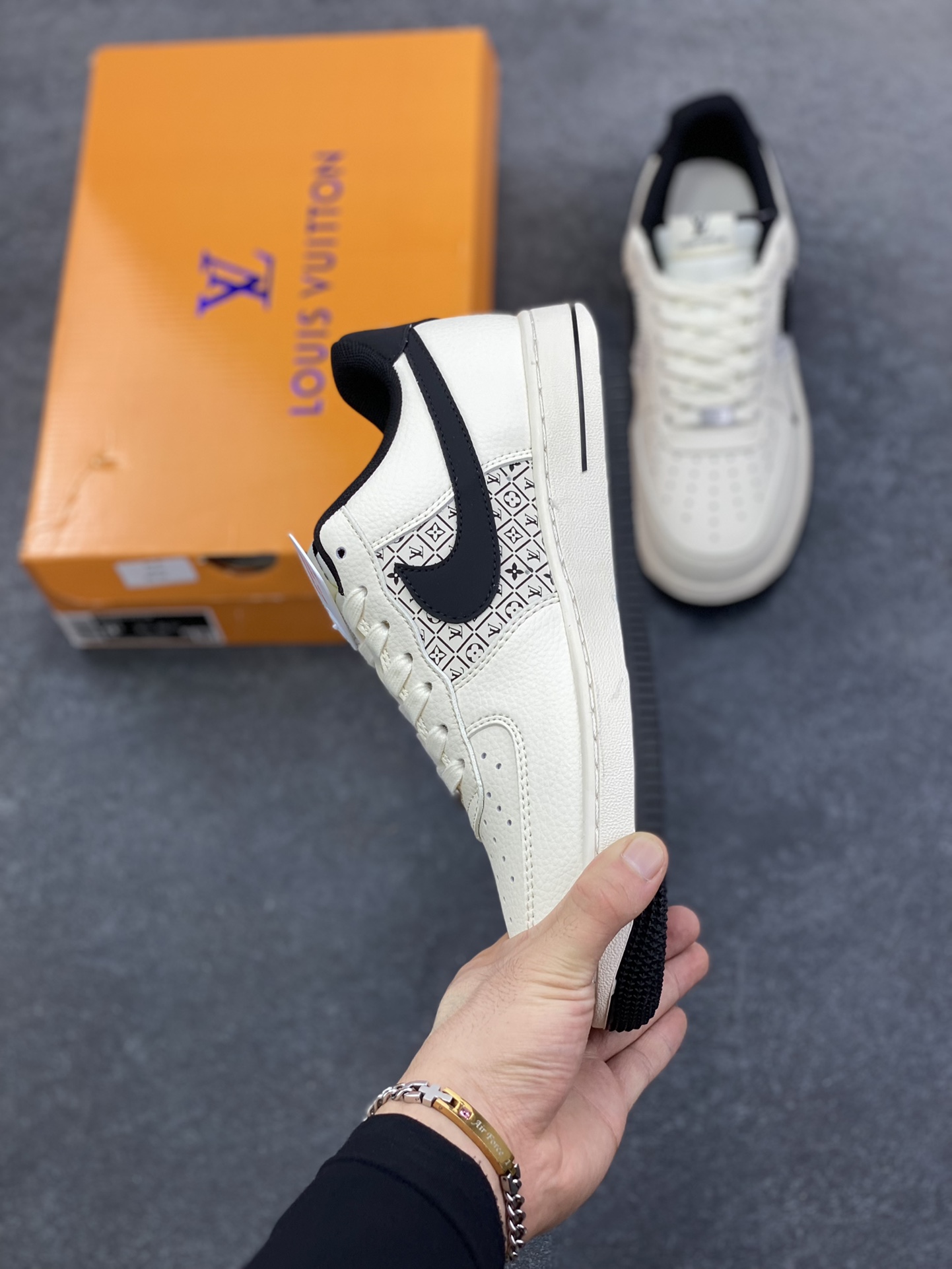 图片[3]-高端定制Nike Air Force 1 \’07 Low “路易威登LV联名—— 米白黑钩” 鞋身印刷 高端定制 低帮休闲板鞋 定制鞋盒 大厂纯原品质出货 超高清洁度 皮料切割干净无任何毛边 细节完美 货号：XD2588-601 尺码：36 36.5 37.5 38 38.5 39 40 40.5 41 42 42.5 43 44 44.5 45-选品中心