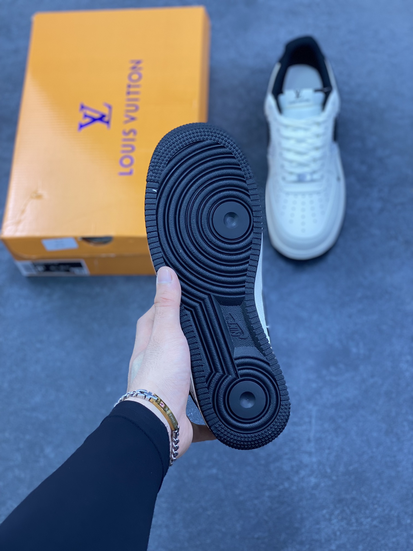 图片[5]-高端定制Nike Air Force 1 \’07 Low “路易威登LV联名—— 米白黑钩” 鞋身印刷 高端定制 低帮休闲板鞋 定制鞋盒 大厂纯原品质出货 超高清洁度 皮料切割干净无任何毛边 细节完美 货号：XD2588-601 尺码：36 36.5 37.5 38 38.5 39 40 40.5 41 42 42.5 43 44 44.5 45-选品中心