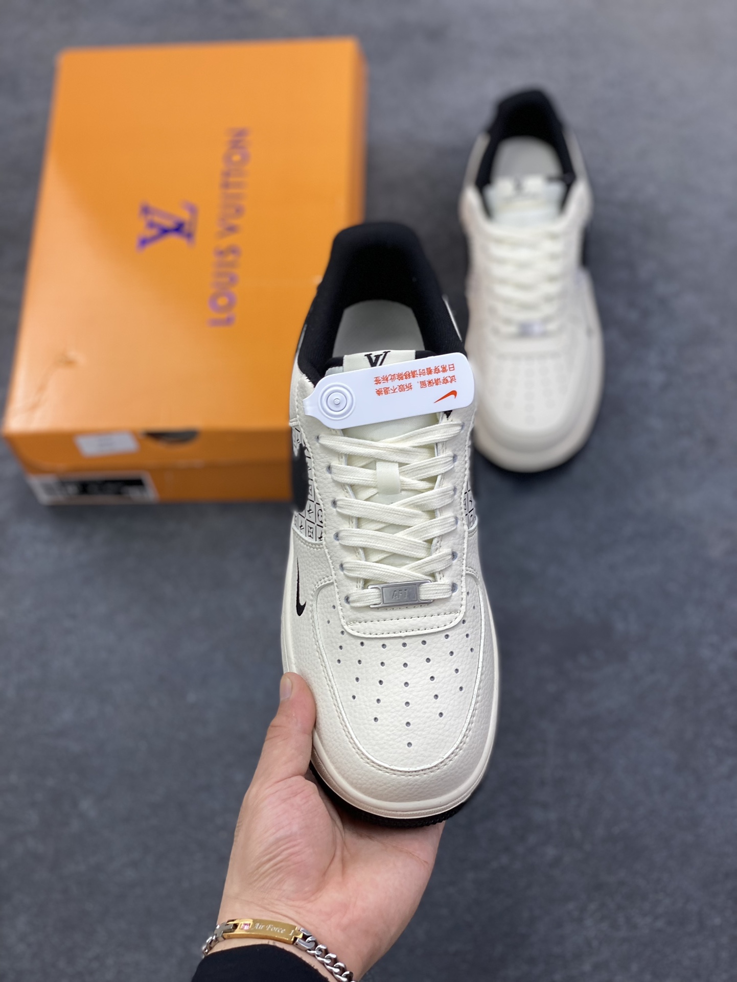 图片[2]-高端定制Nike Air Force 1 \’07 Low “路易威登LV联名—— 米白黑钩” 鞋身印刷 高端定制 低帮休闲板鞋 定制鞋盒 大厂纯原品质出货 超高清洁度 皮料切割干净无任何毛边 细节完美 货号：XD2588-601 尺码：36 36.5 37.5 38 38.5 39 40 40.5 41 42 42.5 43 44 44.5 45-选品中心