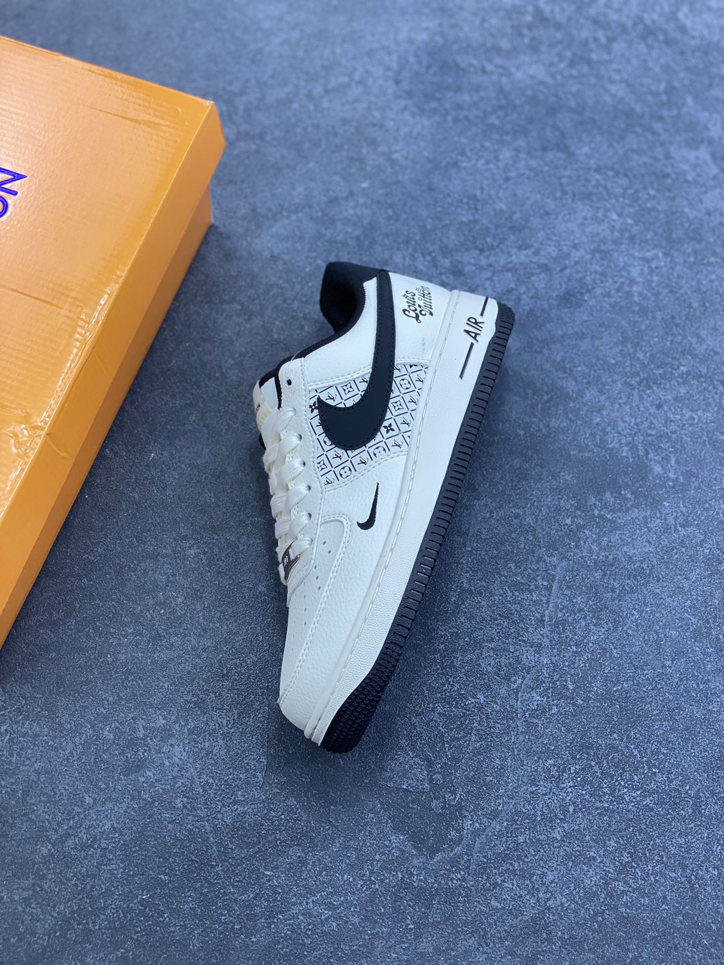 图片[7]-高端定制Nike Air Force 1 \’07 Low “路易威登LV联名—— 米白黑钩” 鞋身印刷 高端定制 低帮休闲板鞋 定制鞋盒 大厂纯原品质出货 超高清洁度 皮料切割干净无任何毛边 细节完美 货号：XD2588-601 尺码：36 36.5 37.5 38 38.5 39 40 40.5 41 42 42.5 43 44 44.5 45-选品中心