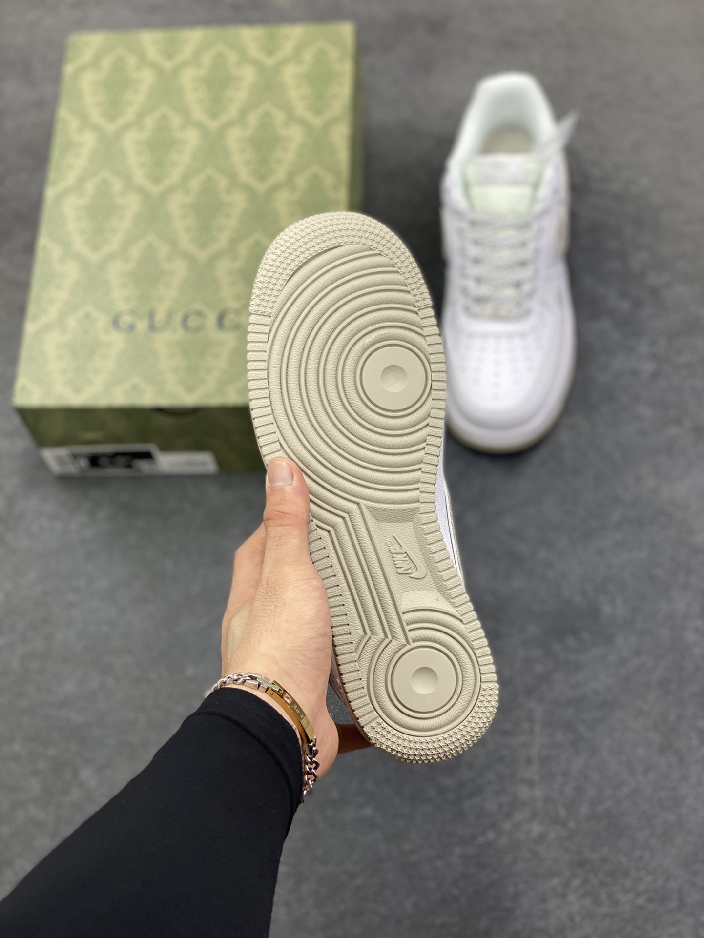 图片[5]-NIke Air Force 1 \’07 Low “古驰联名——米灰牛仔夜光”空军一号 低帮 运动鞋 休闲鞋 折边针车 工艺难度大 原楦头原纸板 原装鞋盒 定制五金配件 内置全掌气垫 原厂鞋底 货号：XX3168-197 尺码：36 36.5 37.5 38 38.5 39 40 40.5 41 42 42.5 43 44 44.5 45-选品中心