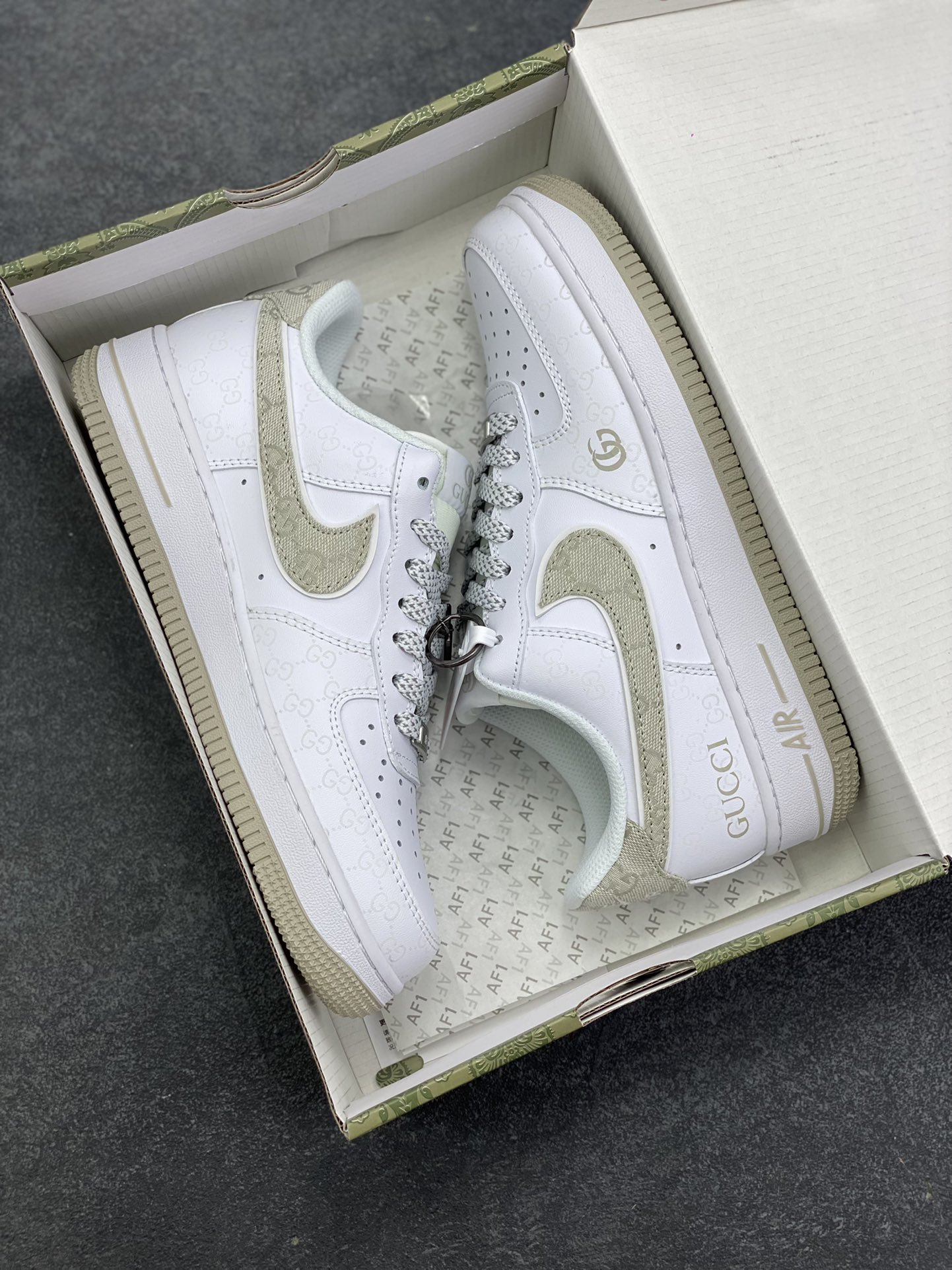 图片[9]-NIke Air Force 1 \’07 Low “古驰联名——米灰牛仔夜光”空军一号 低帮 运动鞋 休闲鞋 折边针车 工艺难度大 原楦头原纸板 原装鞋盒 定制五金配件 内置全掌气垫 原厂鞋底 货号：XX3168-197 尺码：36 36.5 37.5 38 38.5 39 40 40.5 41 42 42.5 43 44 44.5 45-选品中心