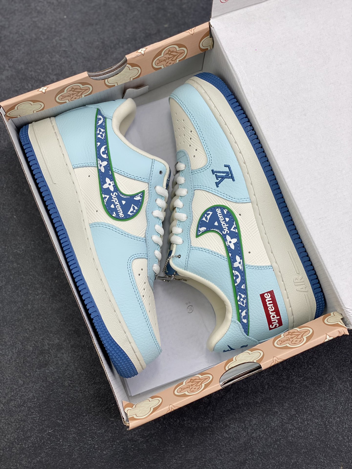 图片[9]-NIke Air Force 1 \’07 Low LV联名–白蓝空军一号低帮 运动鞋 休闲鞋 折边针车 工艺难度大 原楦头原纸板 高端定制鞋盒 原厂鞋底 超高清洁度 细节完美 货号：YF9511-809 尺码：36 36.5 37.5 38 38.5 39 40 40.5 41 42 42.5 43 44 44.5 45-选品中心