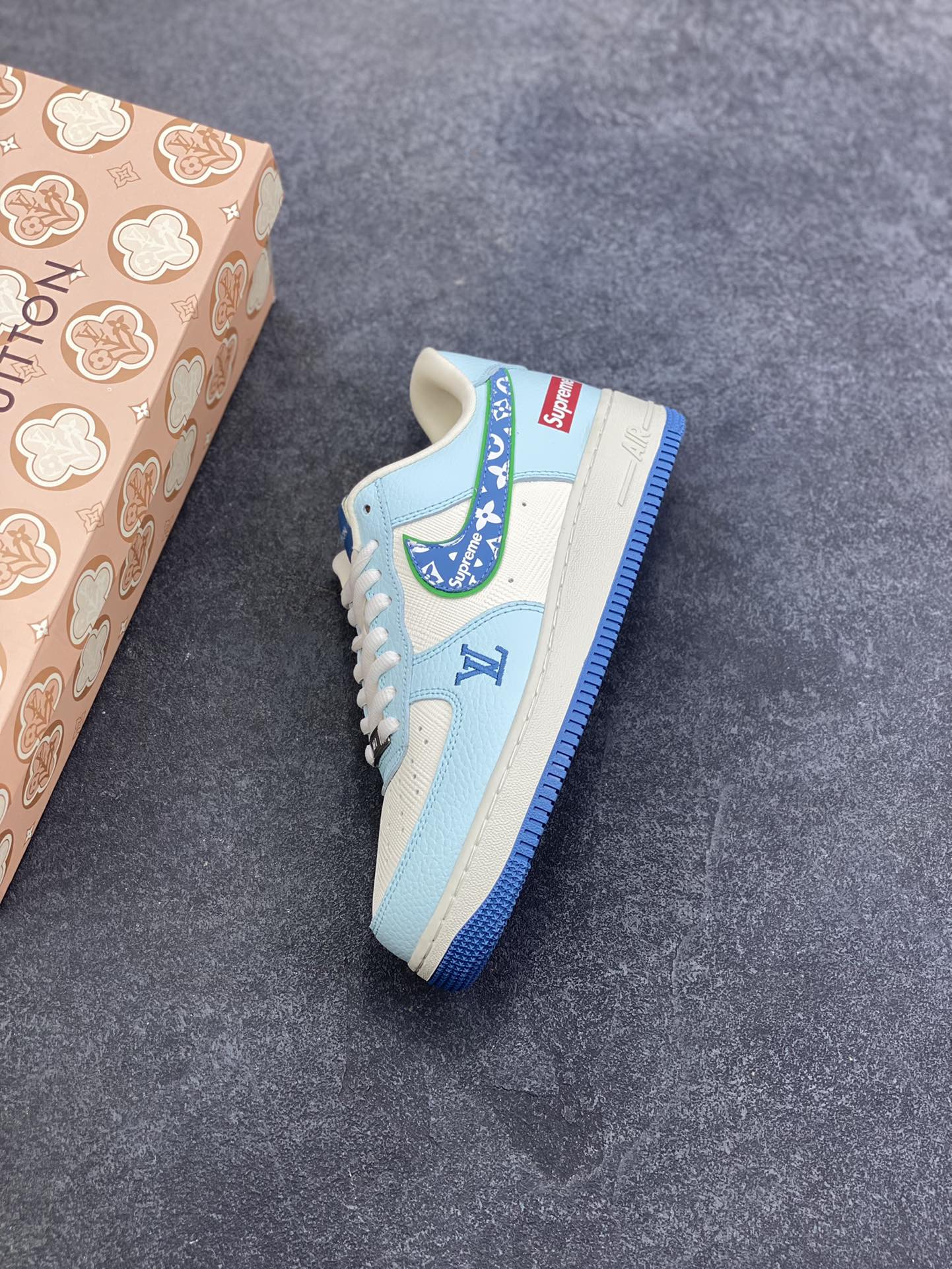 图片[7]-NIke Air Force 1 \’07 Low LV联名–白蓝空军一号低帮 运动鞋 休闲鞋 折边针车 工艺难度大 原楦头原纸板 高端定制鞋盒 原厂鞋底 超高清洁度 细节完美 货号：YF9511-809 尺码：36 36.5 37.5 38 38.5 39 40 40.5 41 42 42.5 43 44 44.5 45-选品中心