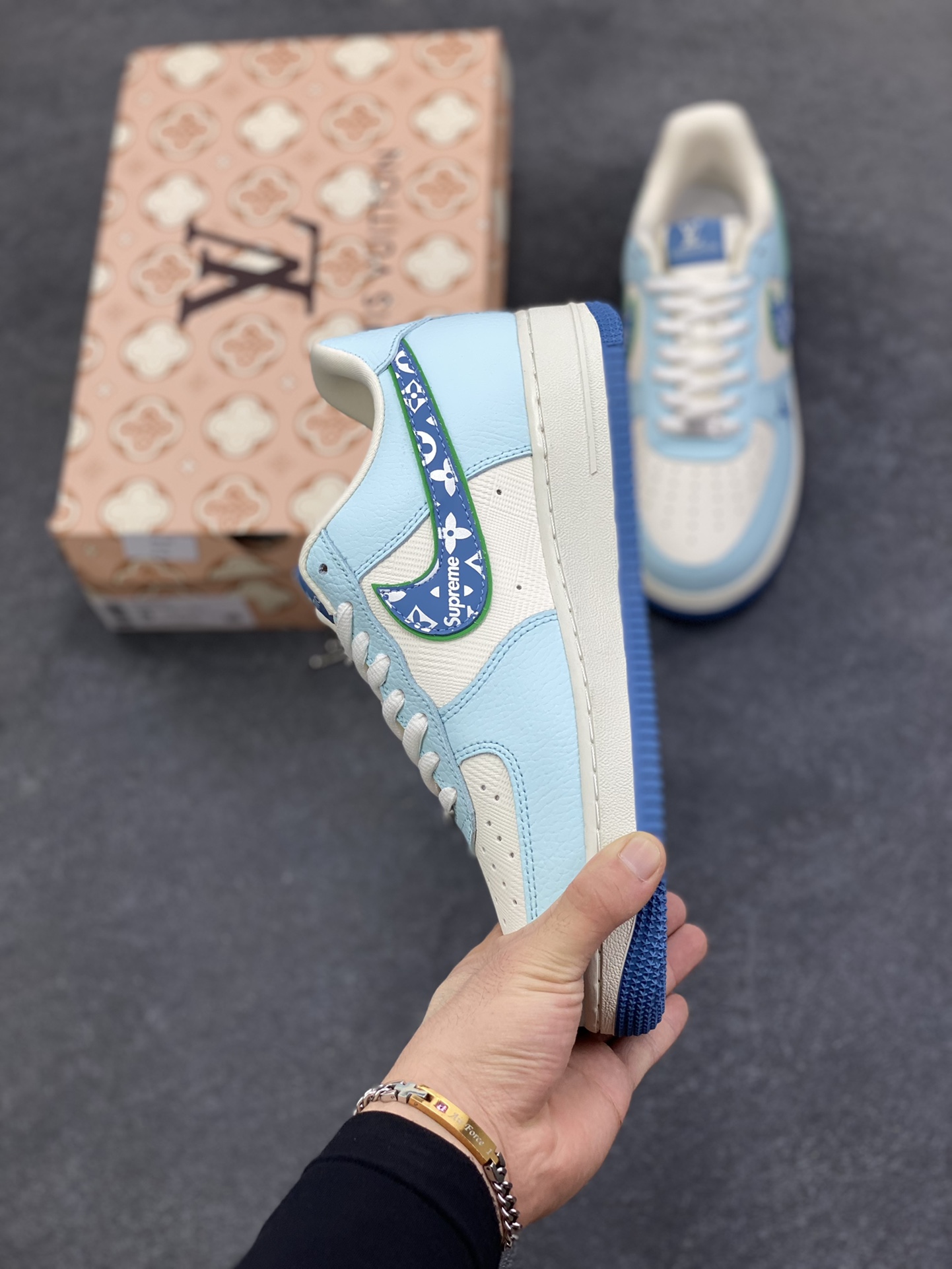 图片[3]-NIke Air Force 1 \’07 Low LV联名–白蓝空军一号低帮 运动鞋 休闲鞋 折边针车 工艺难度大 原楦头原纸板 高端定制鞋盒 原厂鞋底 超高清洁度 细节完美 货号：YF9511-809 尺码：36 36.5 37.5 38 38.5 39 40 40.5 41 42 42.5 43 44 44.5 45-选品中心