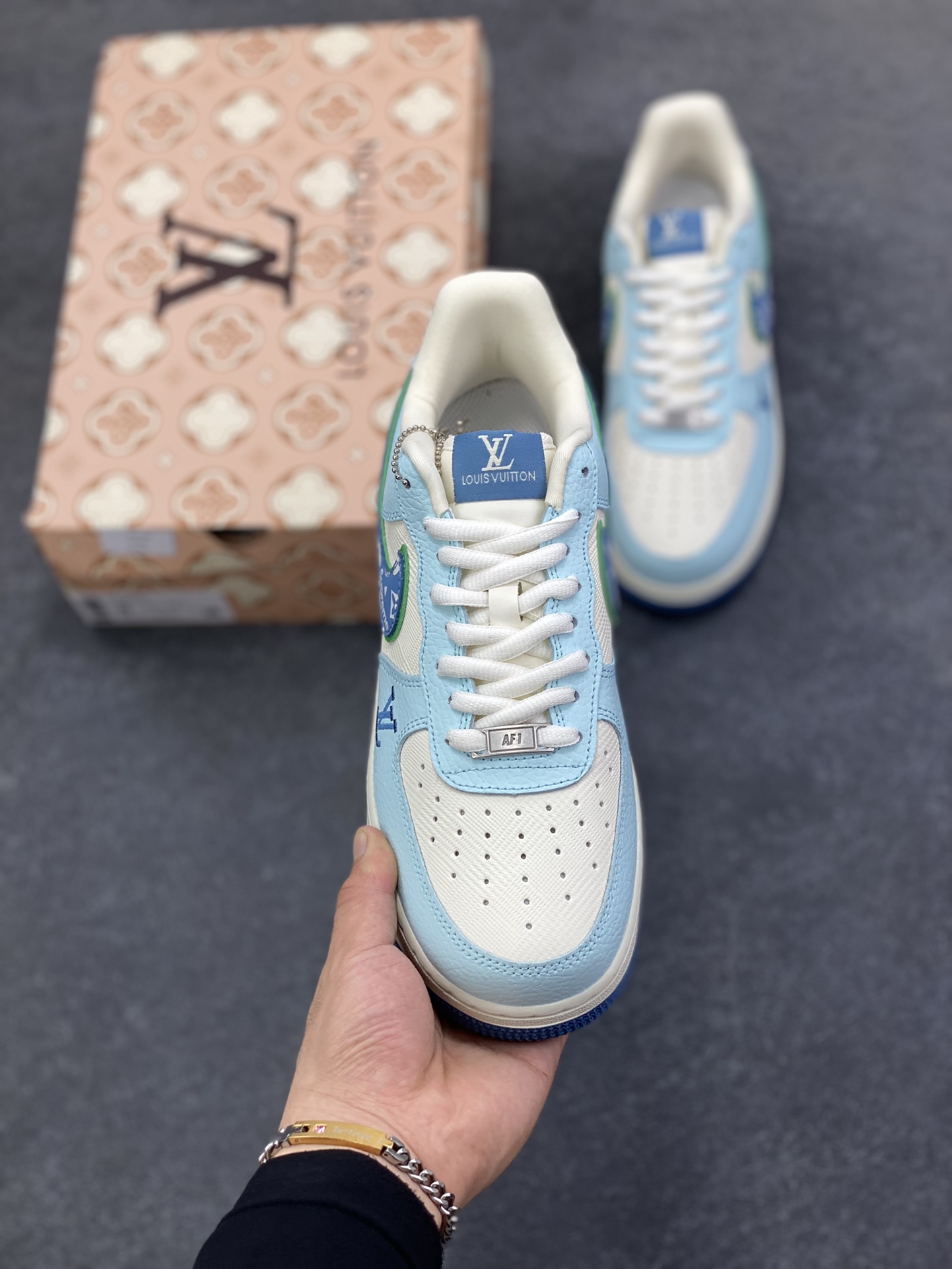 图片[2]-NIke Air Force 1 \’07 Low LV联名–白蓝空军一号低帮 运动鞋 休闲鞋 折边针车 工艺难度大 原楦头原纸板 高端定制鞋盒 原厂鞋底 超高清洁度 细节完美 货号：YF9511-809 尺码：36 36.5 37.5 38 38.5 39 40 40.5 41 42 42.5 43 44 44.5 45-选品中心