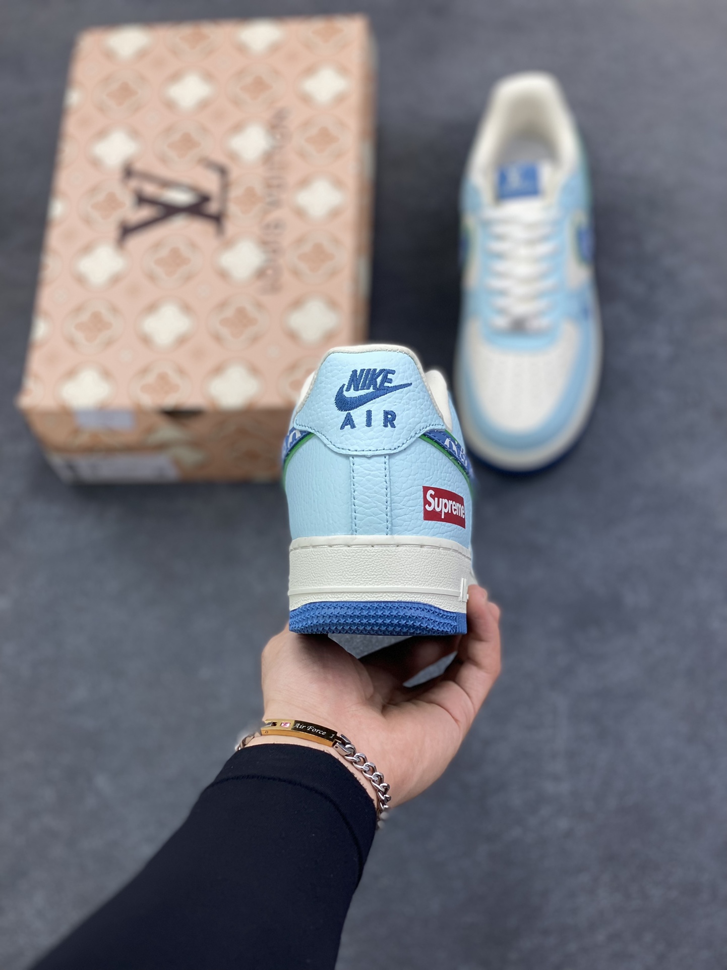 图片[4]-NIke Air Force 1 \’07 Low LV联名–白蓝空军一号低帮 运动鞋 休闲鞋 折边针车 工艺难度大 原楦头原纸板 高端定制鞋盒 原厂鞋底 超高清洁度 细节完美 货号：YF9511-809 尺码：36 36.5 37.5 38 38.5 39 40 40.5 41 42 42.5 43 44 44.5 45-选品中心