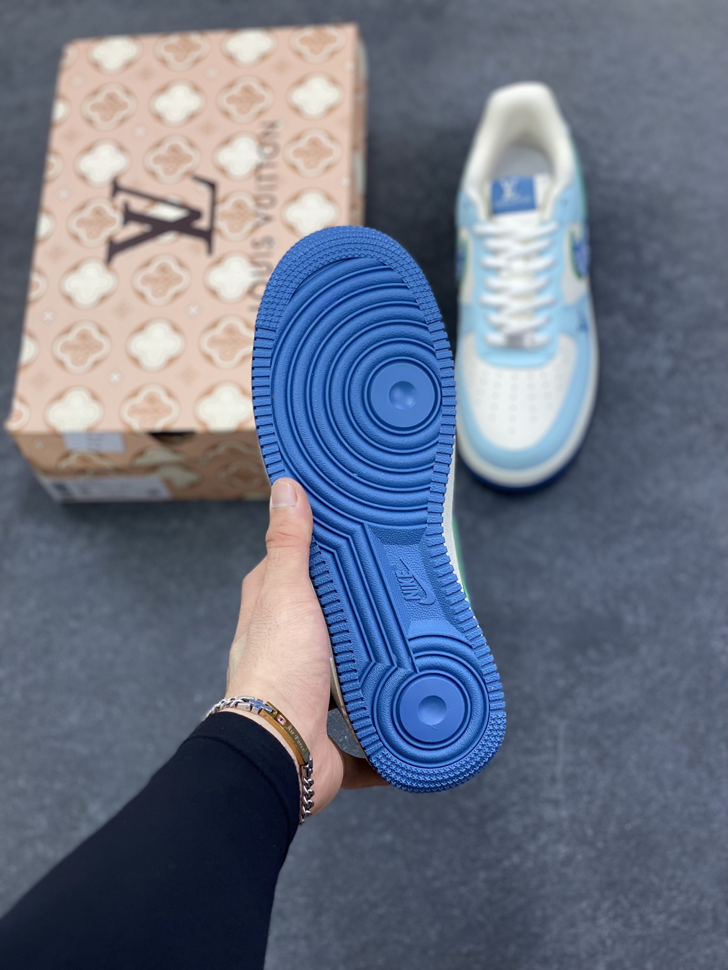 图片[5]-NIke Air Force 1 \’07 Low LV联名–白蓝空军一号低帮 运动鞋 休闲鞋 折边针车 工艺难度大 原楦头原纸板 高端定制鞋盒 原厂鞋底 超高清洁度 细节完美 货号：YF9511-809 尺码：36 36.5 37.5 38 38.5 39 40 40.5 41 42 42.5 43 44 44.5 45-选品中心