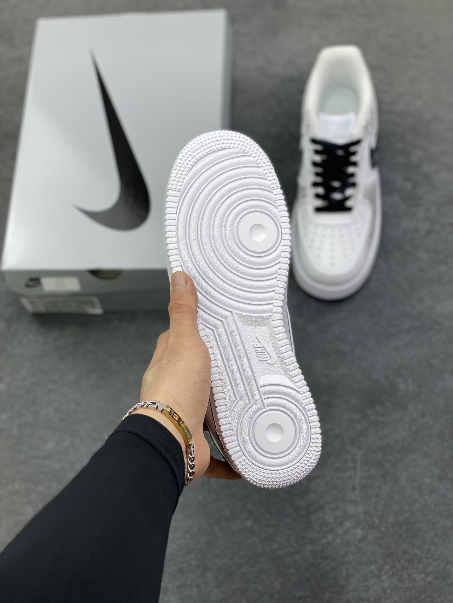图片[5]-【定制球鞋】纯手工绘画Nike Air Force 1 空军一号 手绘 万花弄 坚如磐石 礼袋款 时尚 潮流 贴布 百搭 情侣 防滑耐磨 低帮 板鞋 男女同款 白色 白黑色折边针车 工艺难度大 原楦头原纸板 原装鞋盒 定制五金配件 内置全掌气垫 原厂鞋底 货号：CW2288-111 尺码：36 36.5 37.5 38 38.5 39 40 40.5 41 42 42.5 43 44 44.5 45-选品中心