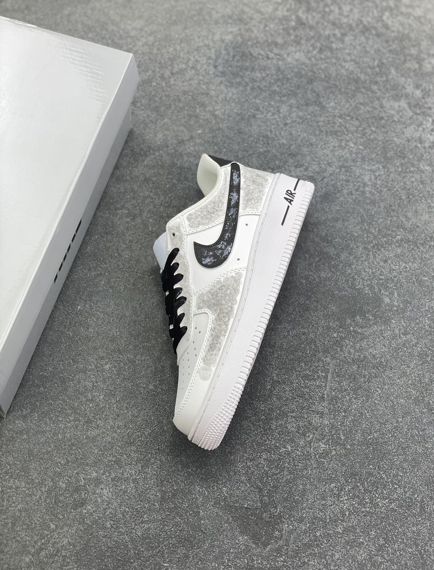 图片[7]-【定制球鞋】纯手工绘画Nike Air Force 1 空军一号 手绘 万花弄 坚如磐石 礼袋款 时尚 潮流 贴布 百搭 情侣 防滑耐磨 低帮 板鞋 男女同款 白色 白黑色折边针车 工艺难度大 原楦头原纸板 原装鞋盒 定制五金配件 内置全掌气垫 原厂鞋底 货号：CW2288-111 尺码：36 36.5 37.5 38 38.5 39 40 40.5 41 42 42.5 43 44 44.5 45-选品中心
