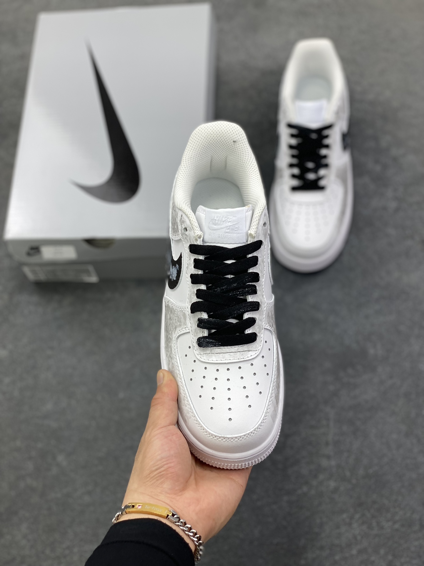 图片[2]-【定制球鞋】纯手工绘画Nike Air Force 1 空军一号 手绘 万花弄 坚如磐石 礼袋款 时尚 潮流 贴布 百搭 情侣 防滑耐磨 低帮 板鞋 男女同款 白色 白黑色折边针车 工艺难度大 原楦头原纸板 原装鞋盒 定制五金配件 内置全掌气垫 原厂鞋底 货号：CW2288-111 尺码：36 36.5 37.5 38 38.5 39 40 40.5 41 42 42.5 43 44 44.5 45-选品中心