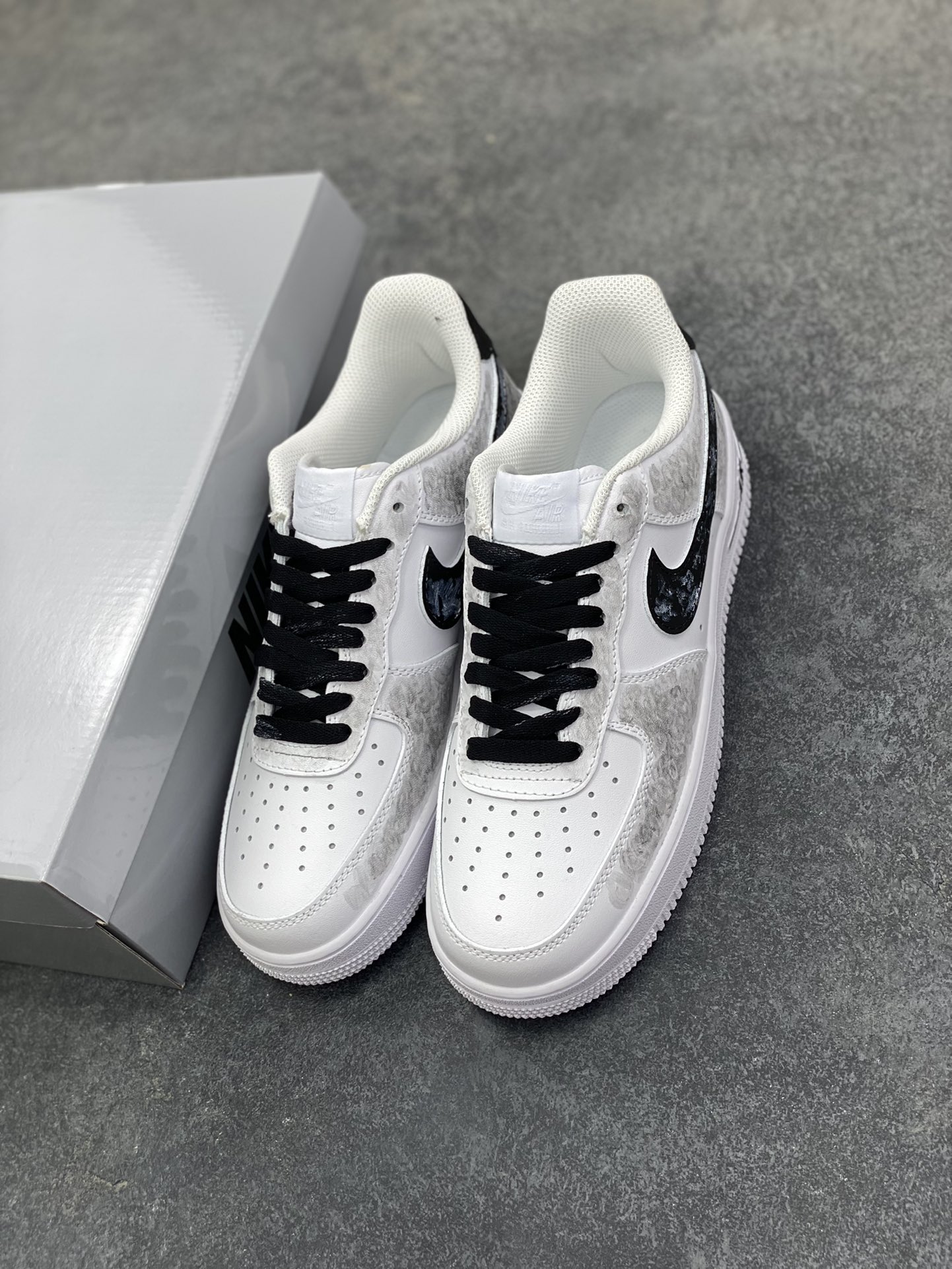 图片[8]-【定制球鞋】纯手工绘画Nike Air Force 1 空军一号 手绘 万花弄 坚如磐石 礼袋款 时尚 潮流 贴布 百搭 情侣 防滑耐磨 低帮 板鞋 男女同款 白色 白黑色折边针车 工艺难度大 原楦头原纸板 原装鞋盒 定制五金配件 内置全掌气垫 原厂鞋底 货号：CW2288-111 尺码：36 36.5 37.5 38 38.5 39 40 40.5 41 42 42.5 43 44 44.5 45-选品中心