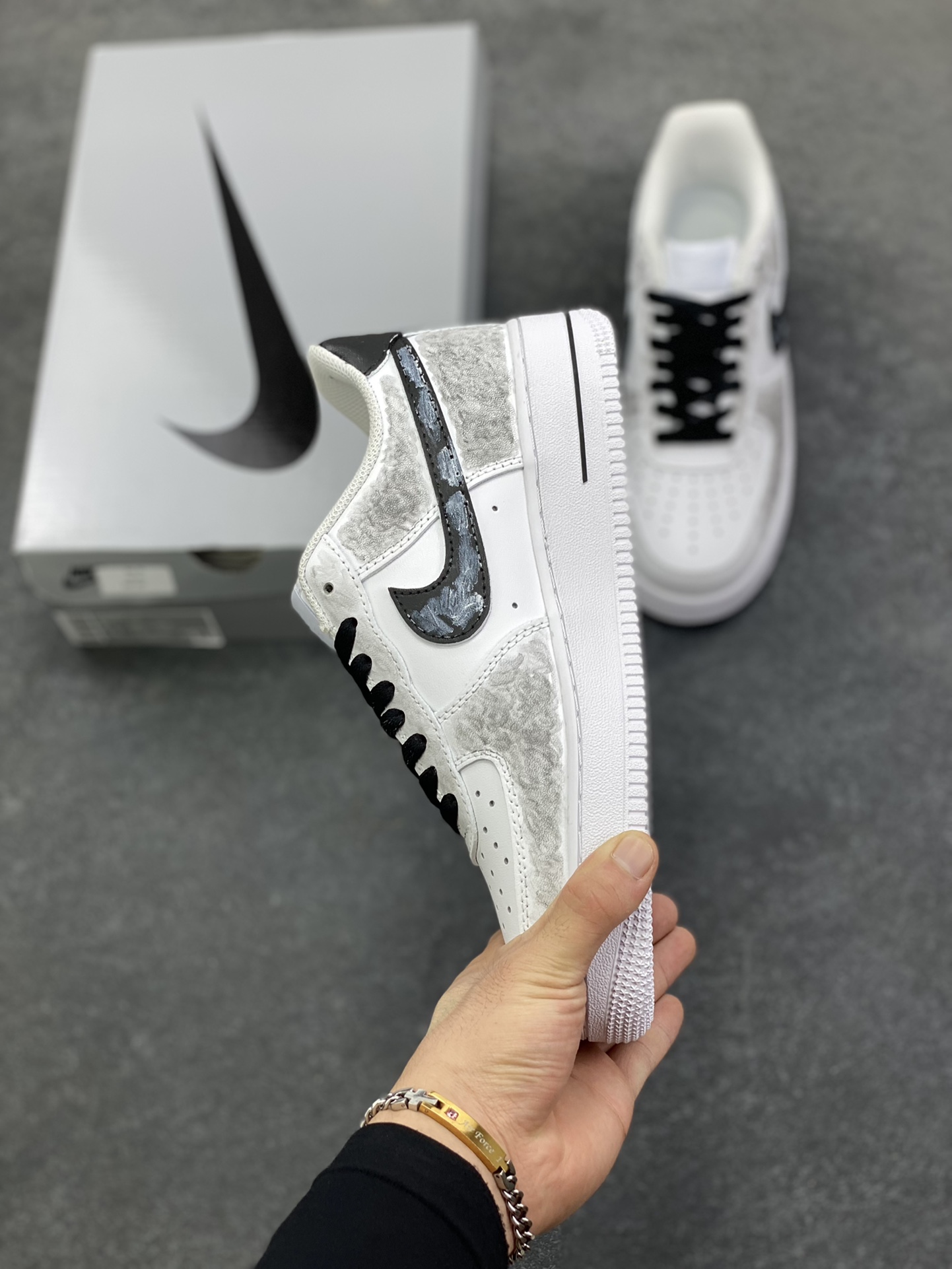 图片[3]-【定制球鞋】纯手工绘画Nike Air Force 1 空军一号 手绘 万花弄 坚如磐石 礼袋款 时尚 潮流 贴布 百搭 情侣 防滑耐磨 低帮 板鞋 男女同款 白色 白黑色折边针车 工艺难度大 原楦头原纸板 原装鞋盒 定制五金配件 内置全掌气垫 原厂鞋底 货号：CW2288-111 尺码：36 36.5 37.5 38 38.5 39 40 40.5 41 42 42.5 43 44 44.5 45-选品中心