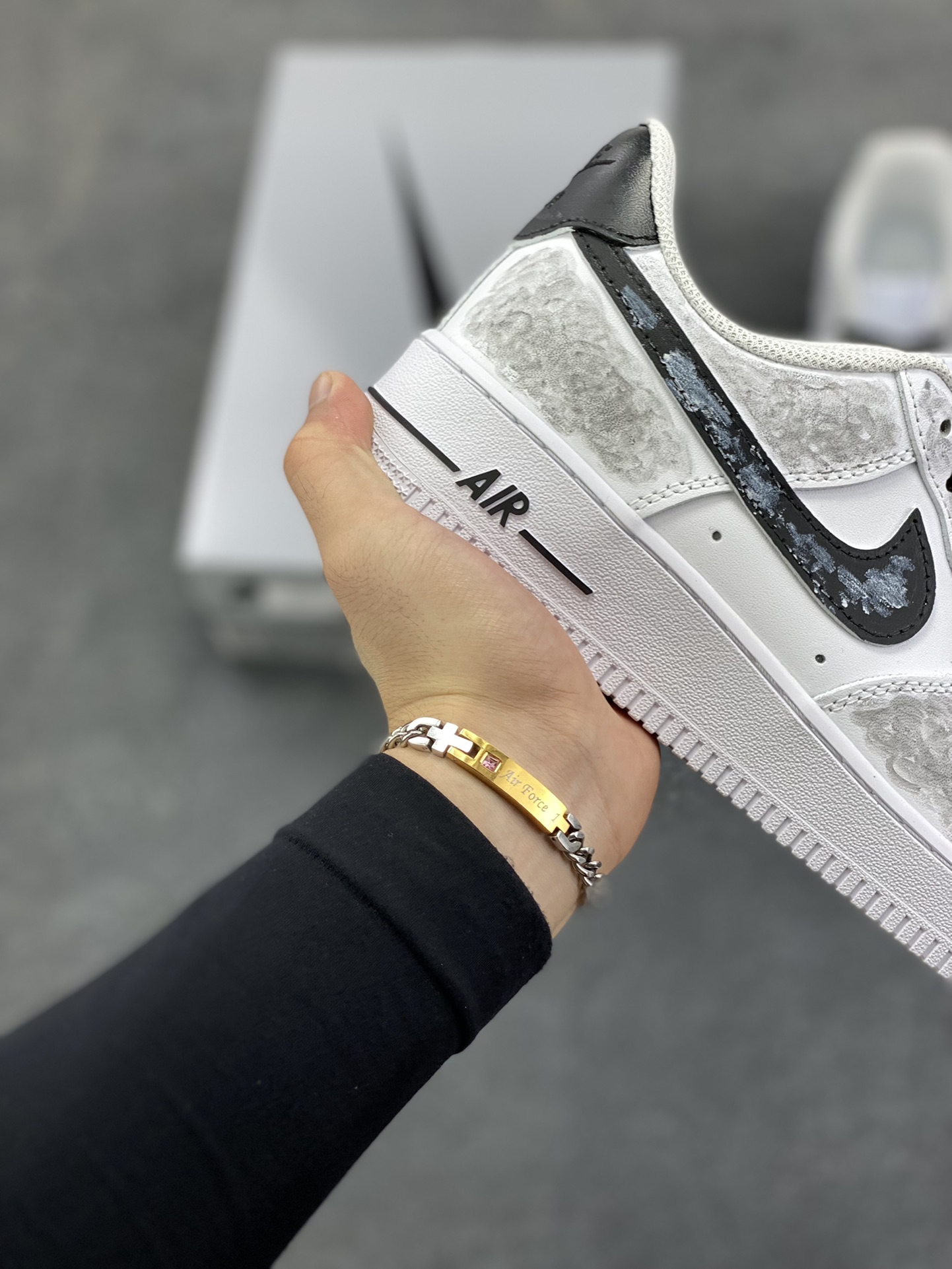 图片[6]-【定制球鞋】纯手工绘画Nike Air Force 1 空军一号 手绘 万花弄 坚如磐石 礼袋款 时尚 潮流 贴布 百搭 情侣 防滑耐磨 低帮 板鞋 男女同款 白色 白黑色折边针车 工艺难度大 原楦头原纸板 原装鞋盒 定制五金配件 内置全掌气垫 原厂鞋底 货号：CW2288-111 尺码：36 36.5 37.5 38 38.5 39 40 40.5 41 42 42.5 43 44 44.5 45-选品中心