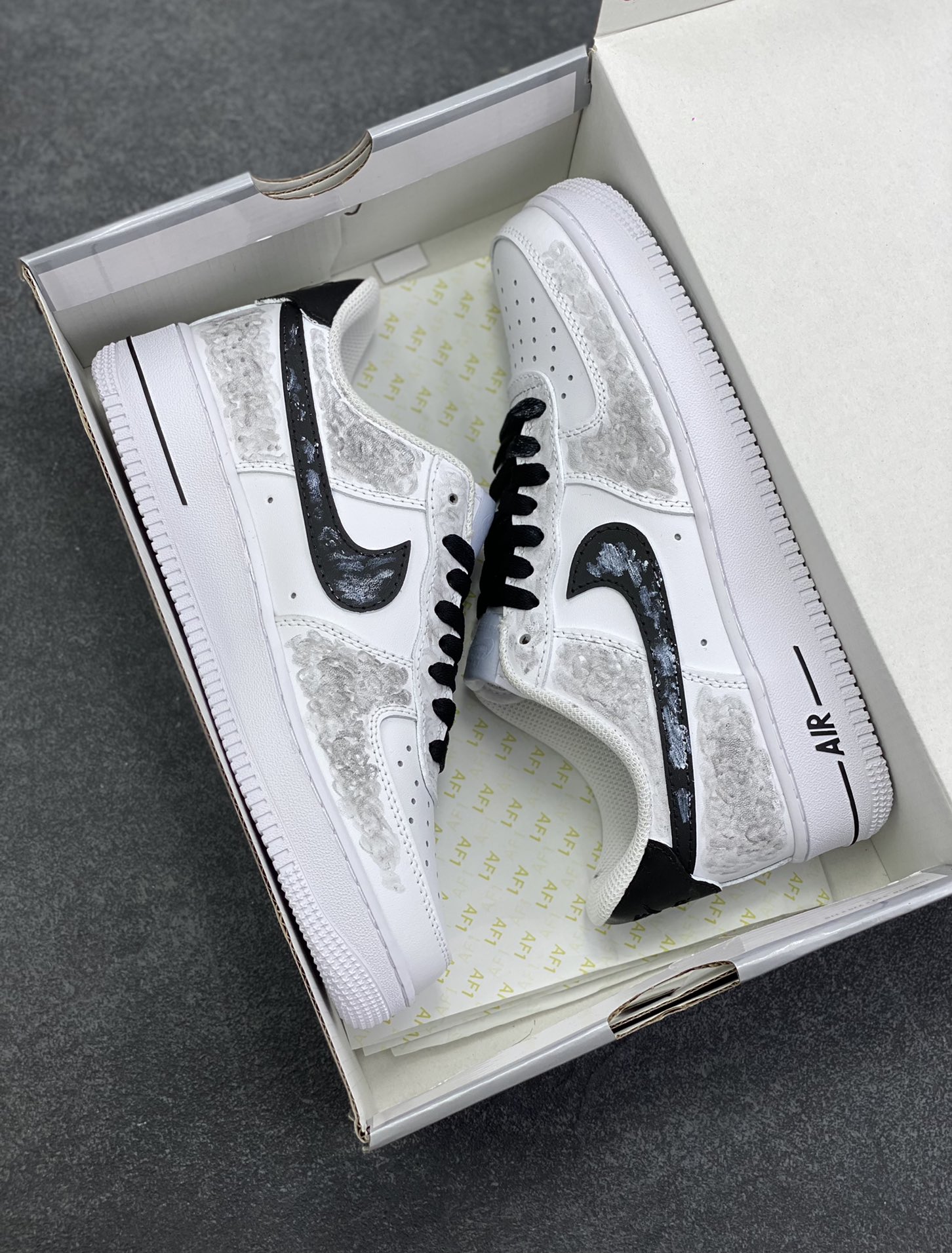 图片[9]-【定制球鞋】纯手工绘画Nike Air Force 1 空军一号 手绘 万花弄 坚如磐石 礼袋款 时尚 潮流 贴布 百搭 情侣 防滑耐磨 低帮 板鞋 男女同款 白色 白黑色折边针车 工艺难度大 原楦头原纸板 原装鞋盒 定制五金配件 内置全掌气垫 原厂鞋底 货号：CW2288-111 尺码：36 36.5 37.5 38 38.5 39 40 40.5 41 42 42.5 43 44 44.5 45-选品中心