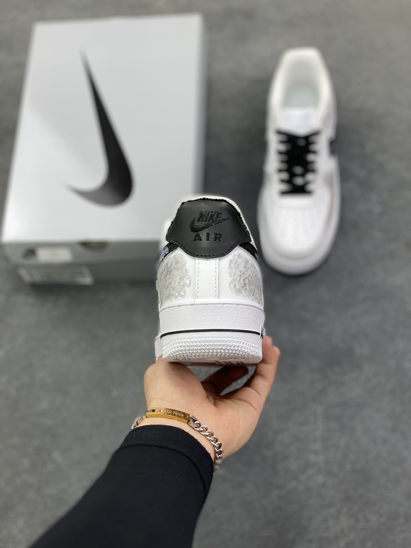 图片[4]-【定制球鞋】纯手工绘画Nike Air Force 1 空军一号 手绘 万花弄 坚如磐石 礼袋款 时尚 潮流 贴布 百搭 情侣 防滑耐磨 低帮 板鞋 男女同款 白色 白黑色折边针车 工艺难度大 原楦头原纸板 原装鞋盒 定制五金配件 内置全掌气垫 原厂鞋底 货号：CW2288-111 尺码：36 36.5 37.5 38 38.5 39 40 40.5 41 42 42.5 43 44 44.5 45-选品中心