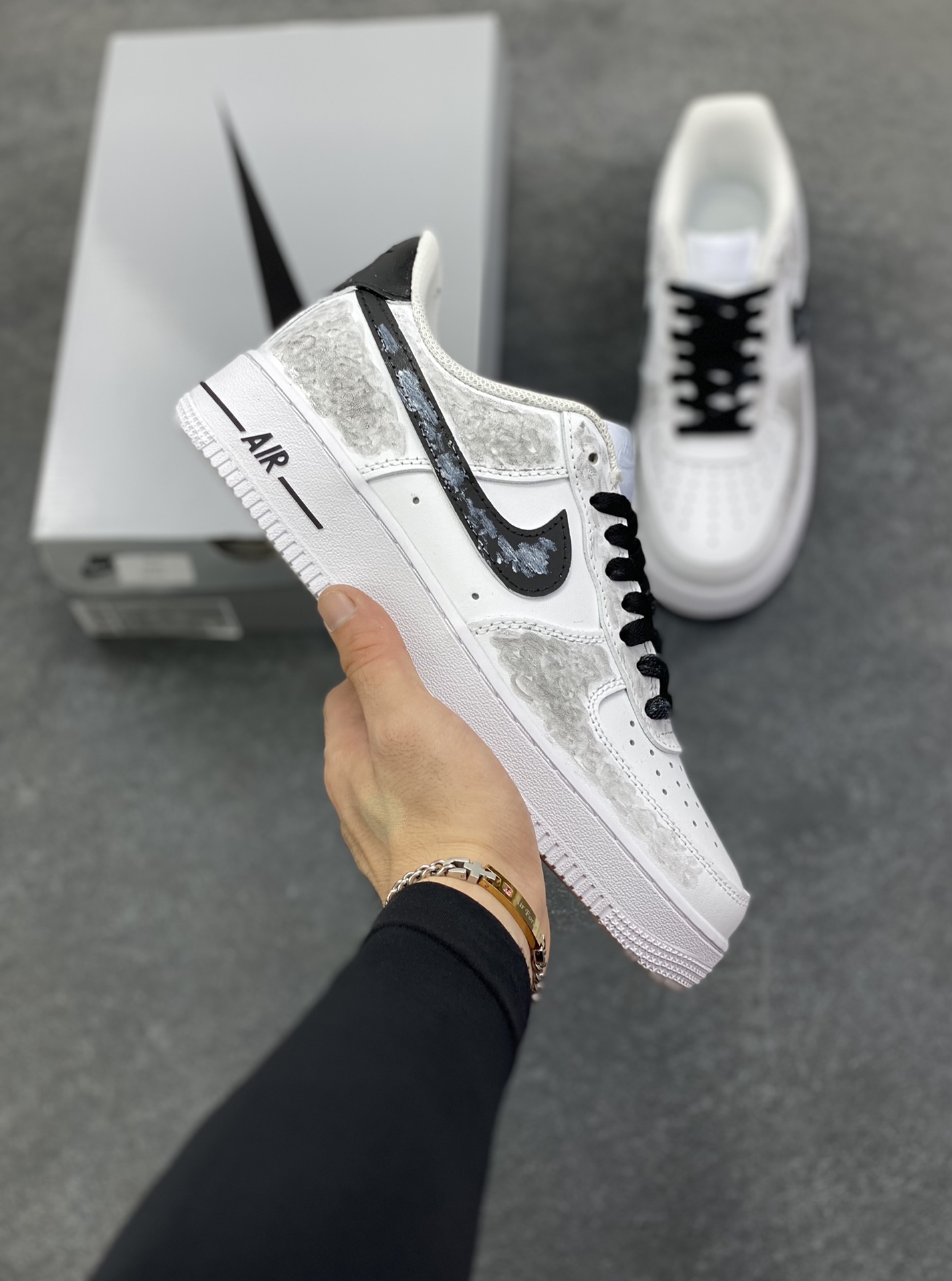 【定制球鞋】纯手工绘画Nike Air Force 1 空军一号 手绘 万花弄 坚如磐石 礼袋款 时尚 潮流 贴布 百搭 情侣 防滑耐磨 低帮 板鞋 男女同款 白色 白黑色折边针车 工艺难度大 原楦头原纸板 原装鞋盒 定制五金配件 内置全掌气垫 原厂鞋底 货号：CW2288-111 尺码：36 36.5 37.5 38 38.5 39 40 40.5 41 42 42.5 43 44 44.5 45-选品中心