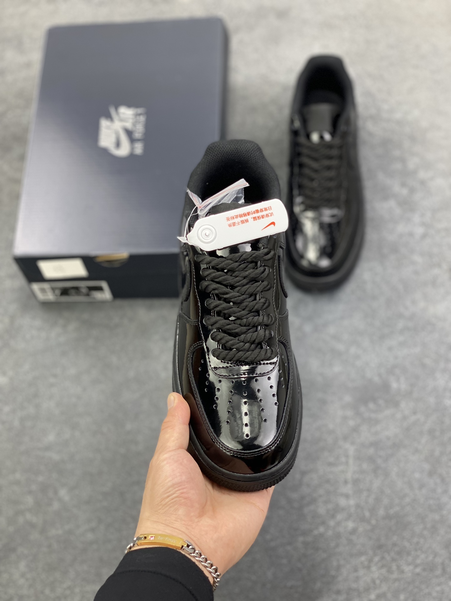 图片[2]-Nike Air Force 1 Low 全黑镜面漆皮 原楦头原纸板 打造纯正空军版型 专注外贸渠道 全掌内置蜂窝气垫 原盒配件 原厂中底钢印、拉帮完美 货号：CW2288-002 尺码：36 36.5 37.5 38 38.5 39 40 40.5 41 42 42.5 43 44 44.5 45-选品中心