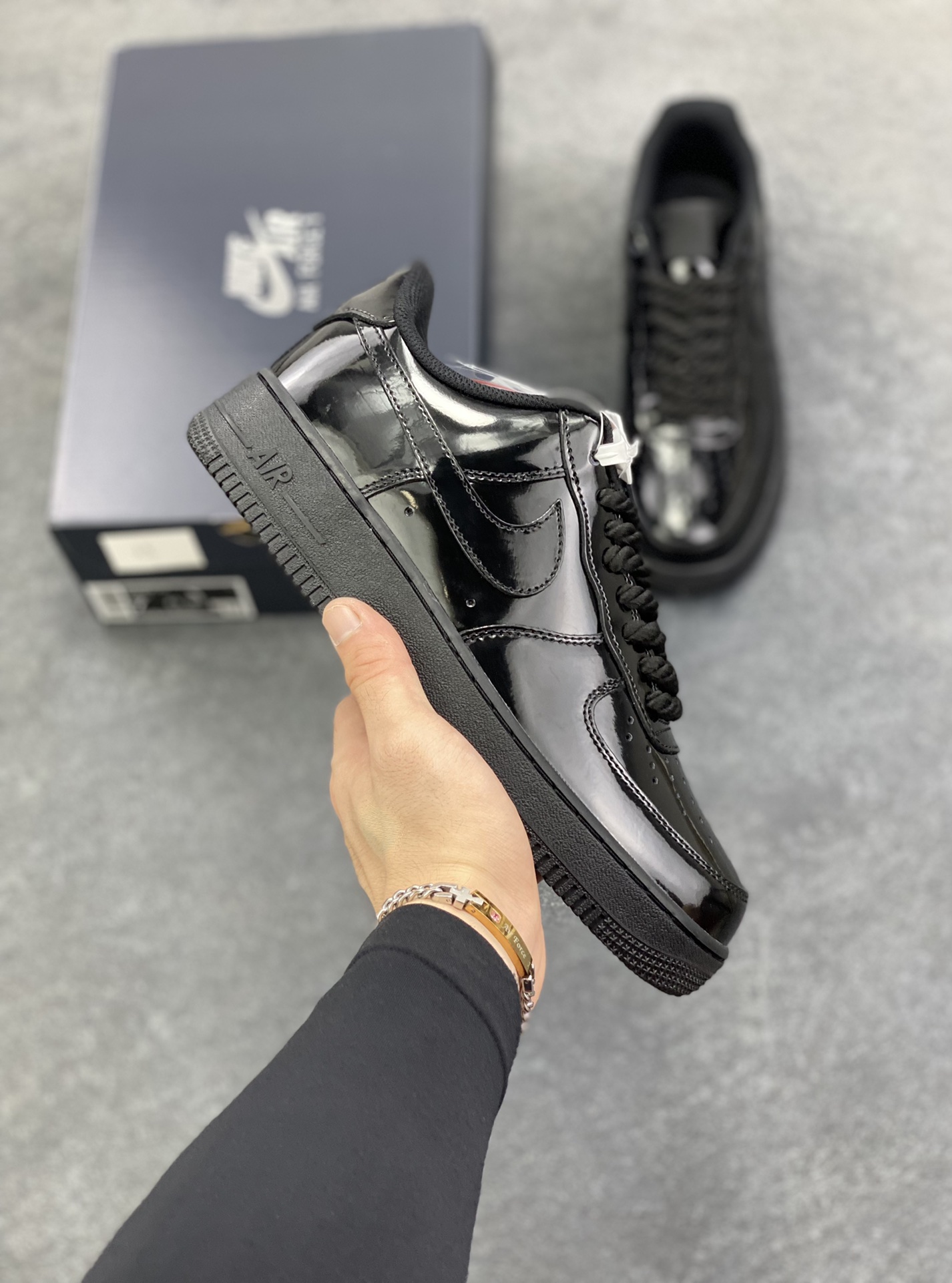 Nike Air Force 1 Low 全黑镜面漆皮 原楦头原纸板 打造纯正空军版型 专注外贸渠道 全掌内置蜂窝气垫 原盒配件 原厂中底钢印、拉帮完美 货号：CW2288-002 尺码：36 36.5 37.5 38 38.5 39 40 40.5 41 42 42.5 43 44 44.5 45-选品中心